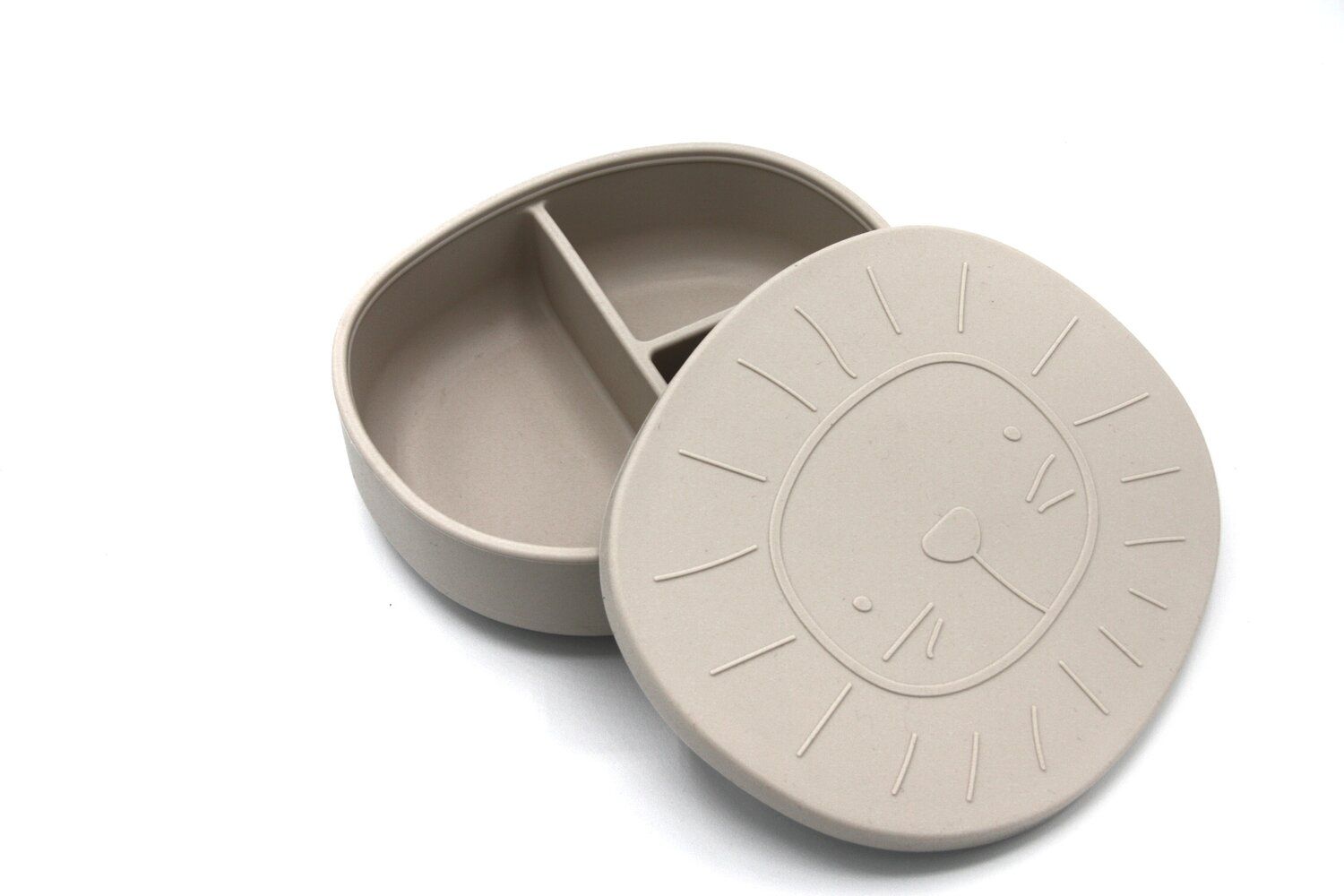 Brotdose Alfie Sand, beige, mit Löwenmotiv auf dem Deckel. Runde Form, dreigeteilt. Deckel liegt daneben.