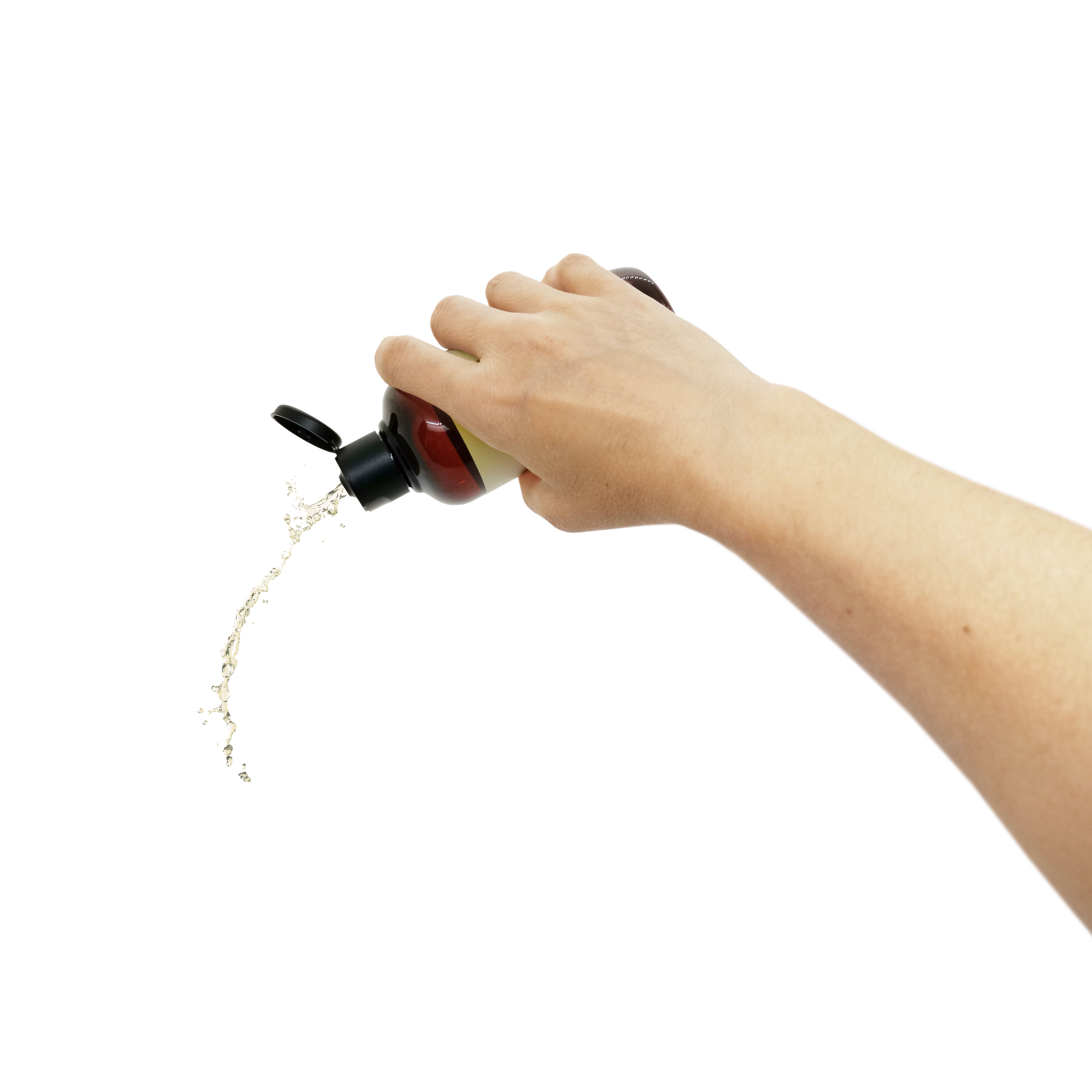 Hand hält braune Flasche mit geöffnetem Deckel. Flüssigkeit fließt aus der Flasche. Hintergrund: weiß.