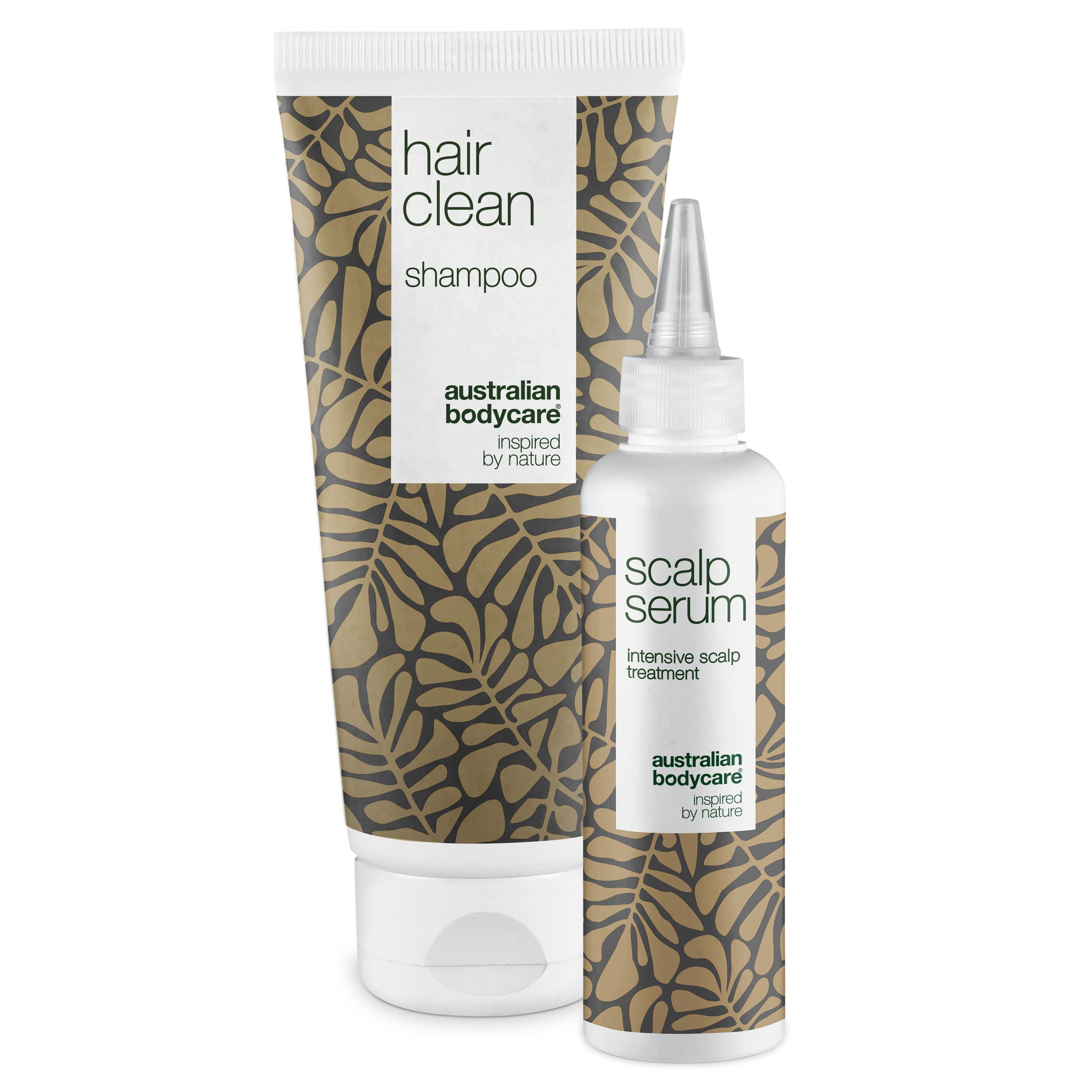 Zwei weiße Flaschen mit braunen Blättern: Shampoo und Kopfhautserum. Marke: Australian Bodycare.
