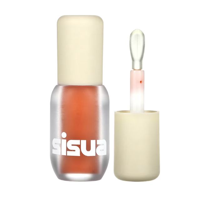 Lipgloss-Flasche mit geöffnetem Applikator. Transparente Flasche mit weißem Deckel. Aufgedruckter Text: sisuia. Der Applikator ist sichtbar.