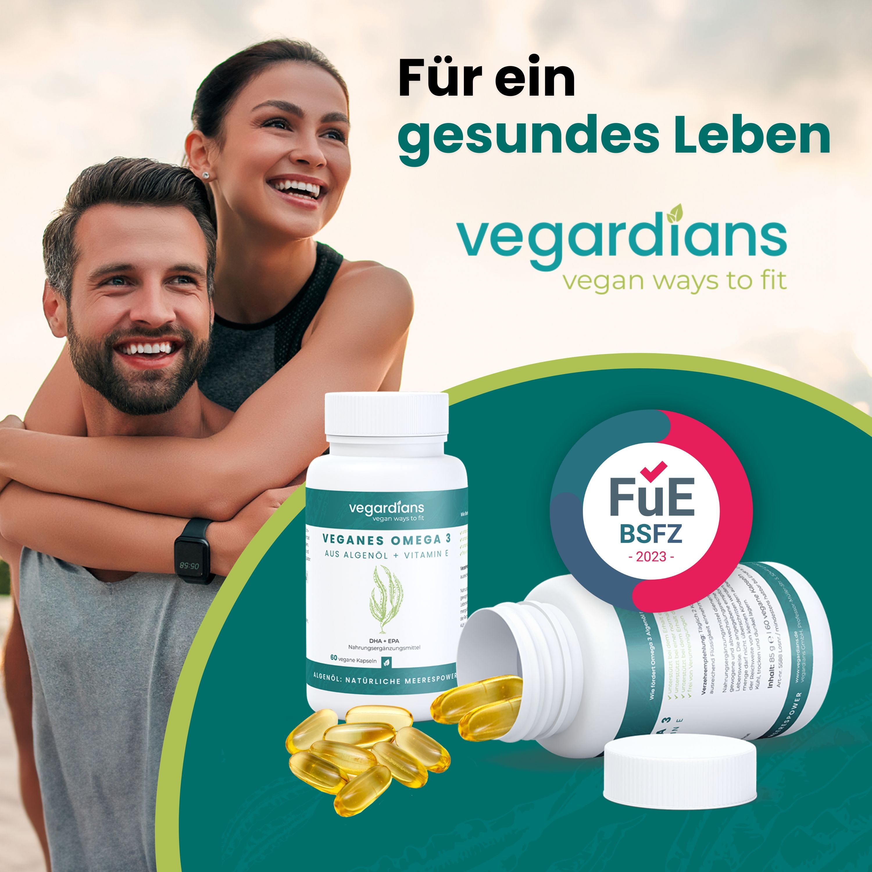 Ein Paar und eine geöffnete Flasche mit Kapseln. Text: Veganes Omega 3. Zertifizierung: FüE BSFZ 2023. Kapseln daneben.