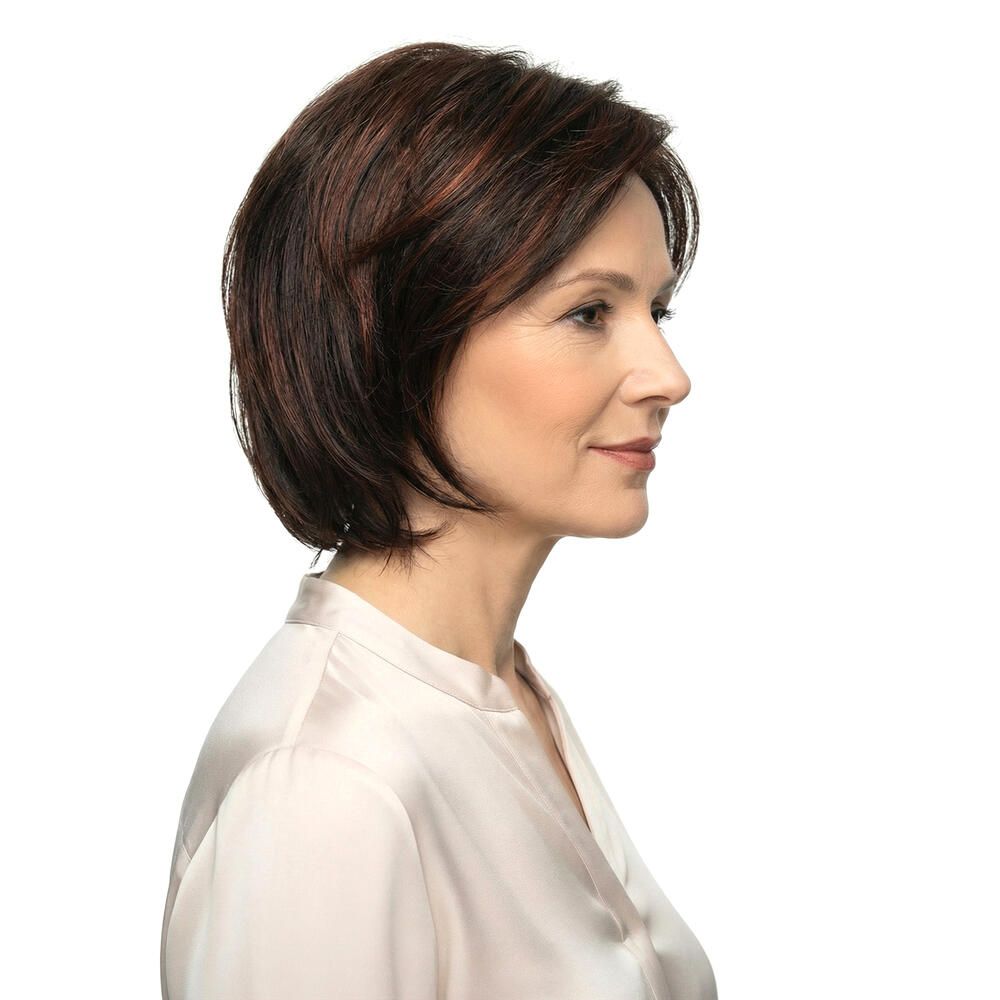 Kurzhaarperücke in Braun-Rot-Tönen. Seitenansicht einer Frau mit der Perücke. Helles Oberteil.