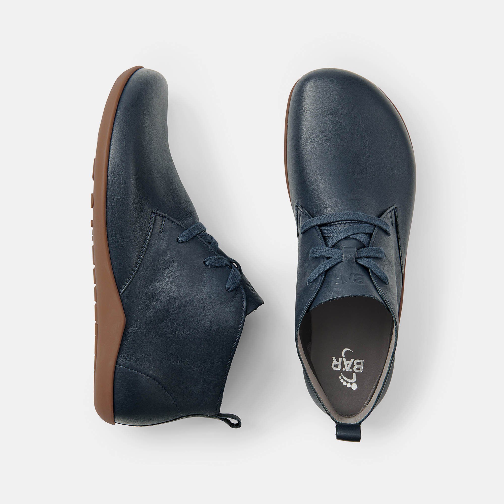 Dunkelblaue Stiefeletten mit Schnürung und brauner Sohle. BÄR-Logo im Schuh. Draufsicht.