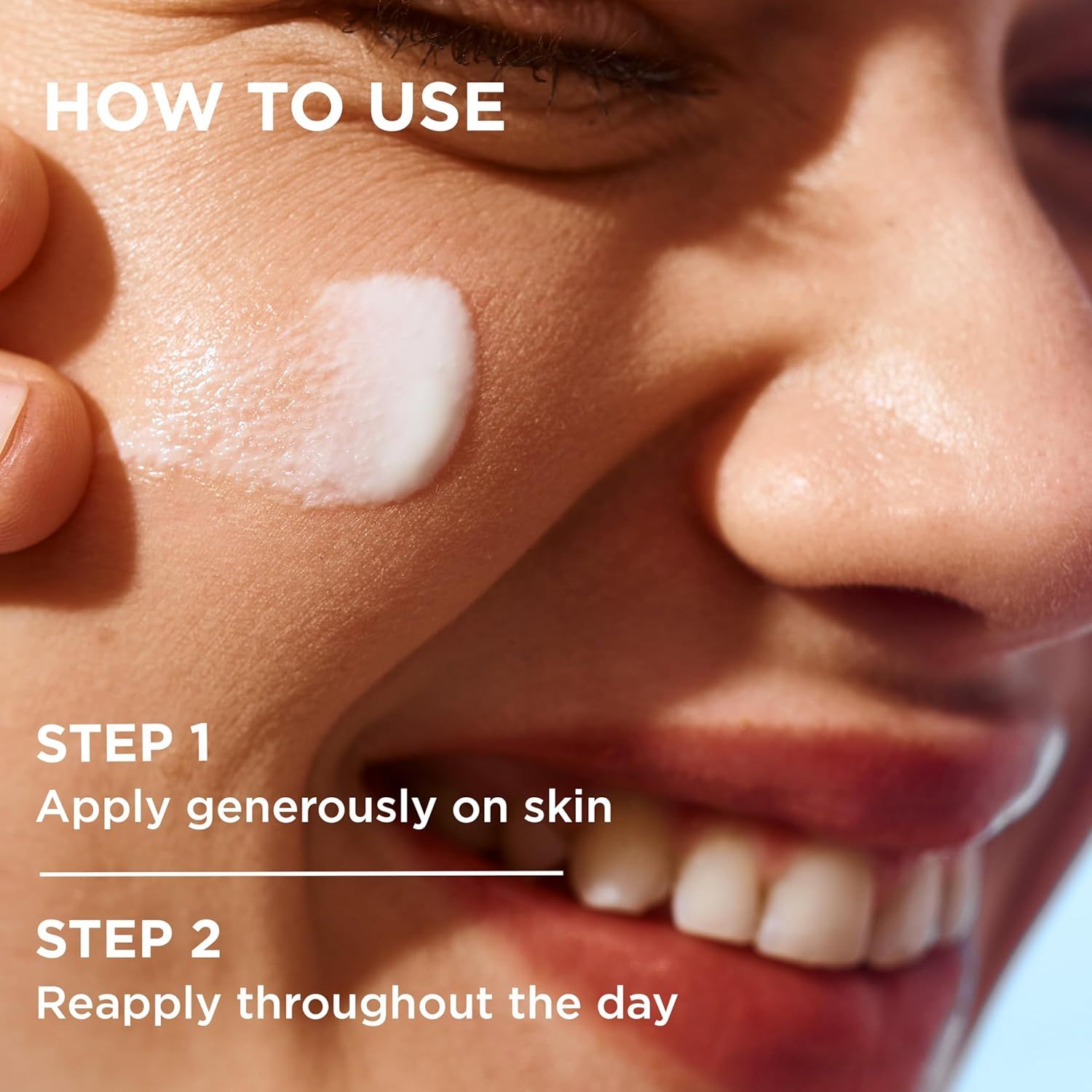 Haut mit aufgetragener Creme. Text: Schritt 1: großzügig auftragen. Schritt 2: den ganzen Tag über erneut auftragen.