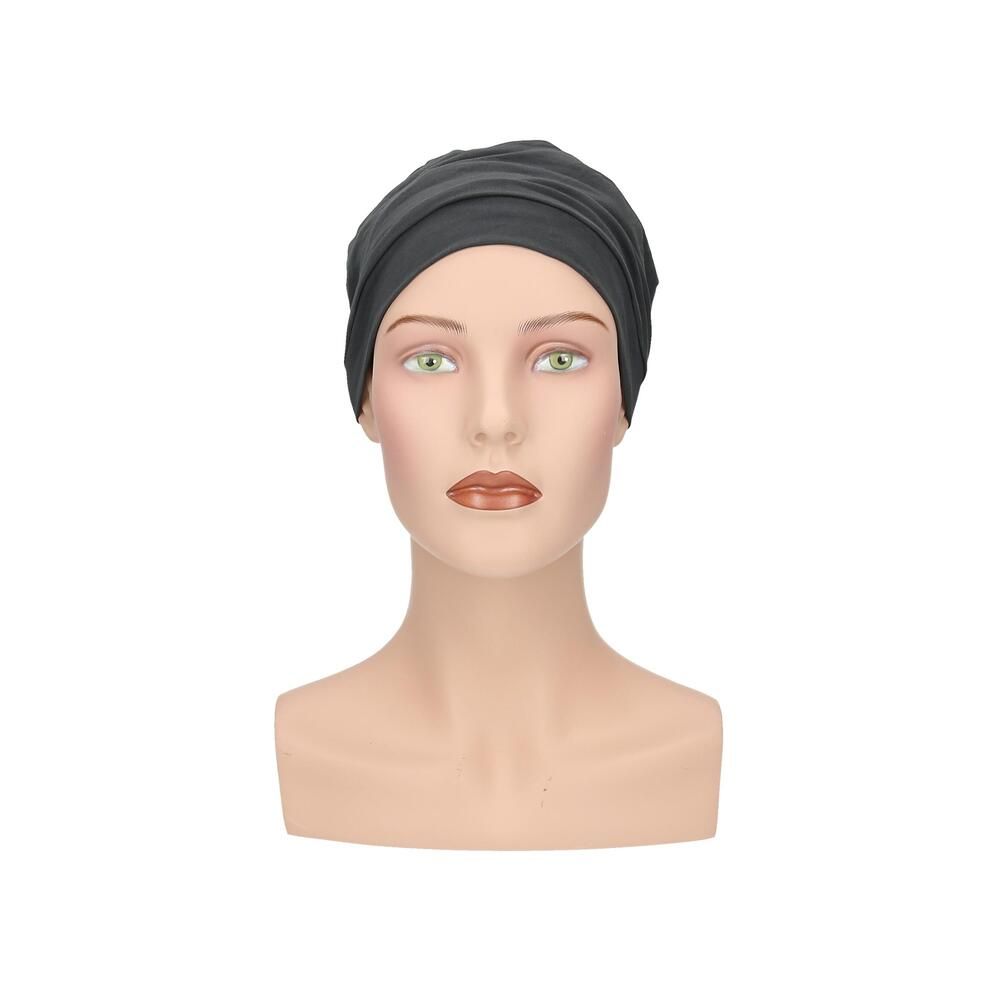 Dunkelgrauer Turban auf einer Schaufensterpuppe. Frontansicht. Stoffhaube mit geraffter Struktur.