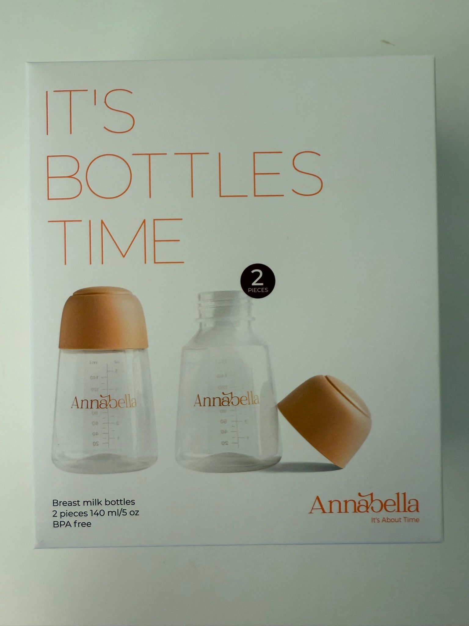 Verpackung mit zwei Flaschen und Deckel. Text: IT'S BOTTLES TIME. Brustmilchflaschen.