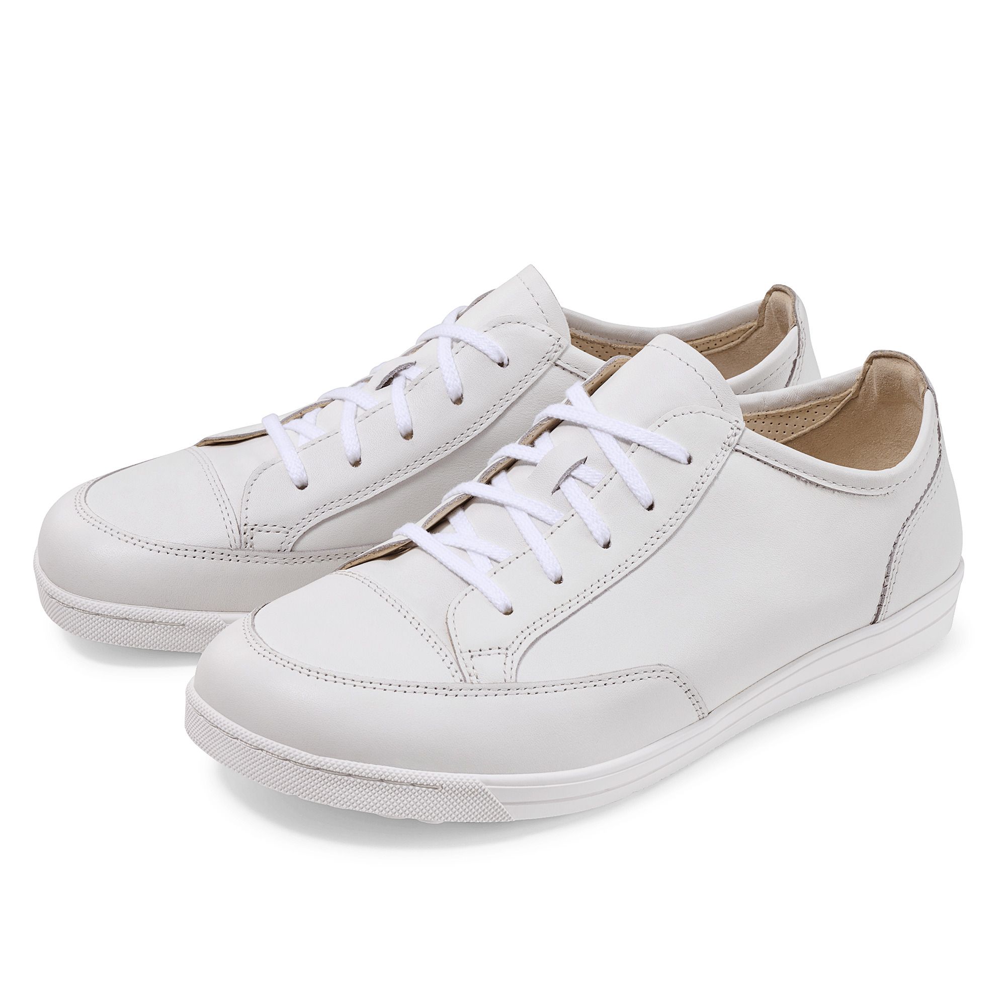 Weiße Schnürschuhe, Leder, flache Sohle. Zwei Schuhe nebeneinander.
