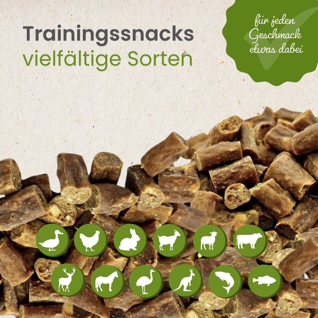 Haufen von kleinen, braunen Trainingssnacks für Hunde mit Icons verschiedener Tierarten.