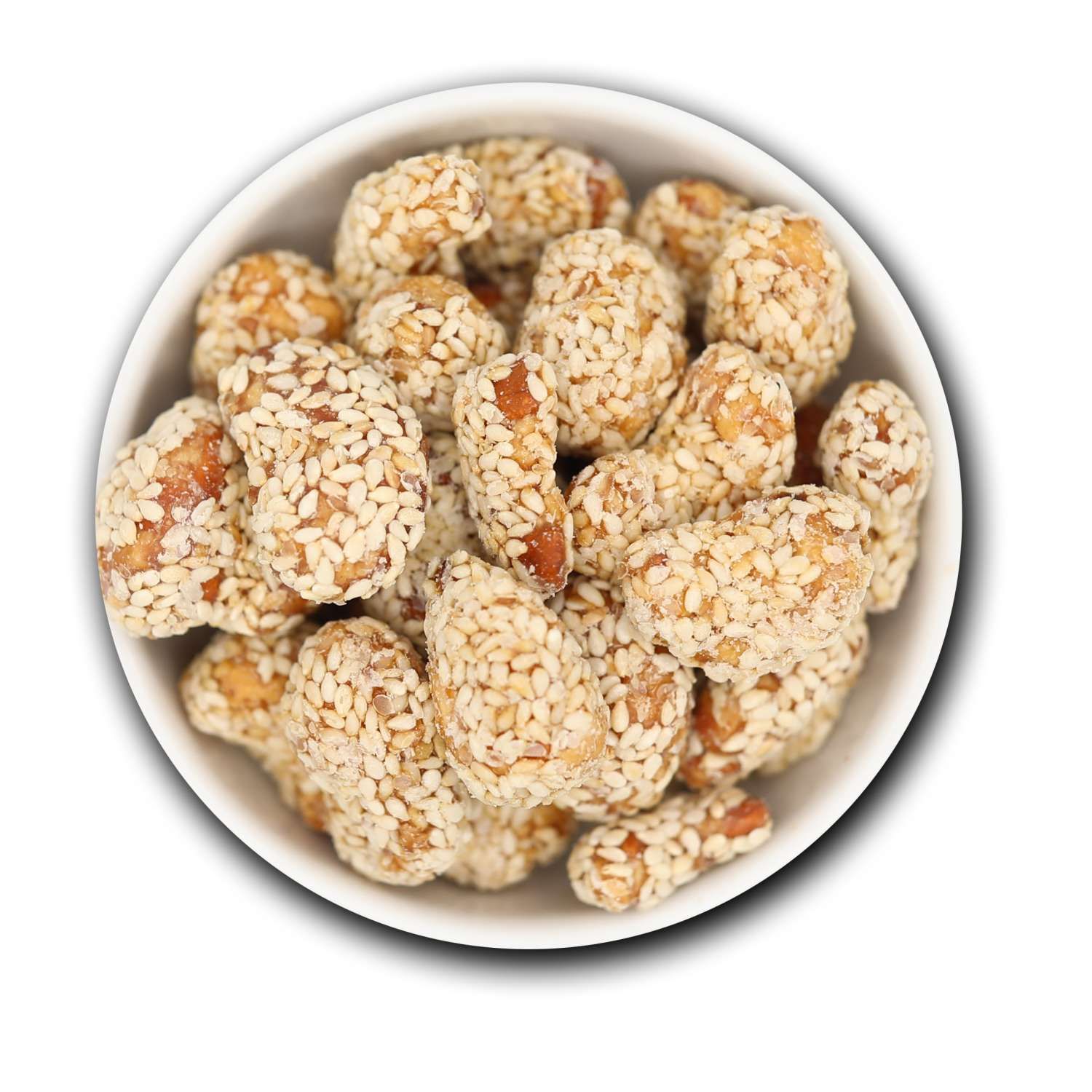 Cashewkerne mit Sesam in einer weißen Schüssel. Die Nüsse sind mit Sesam bedeckt.