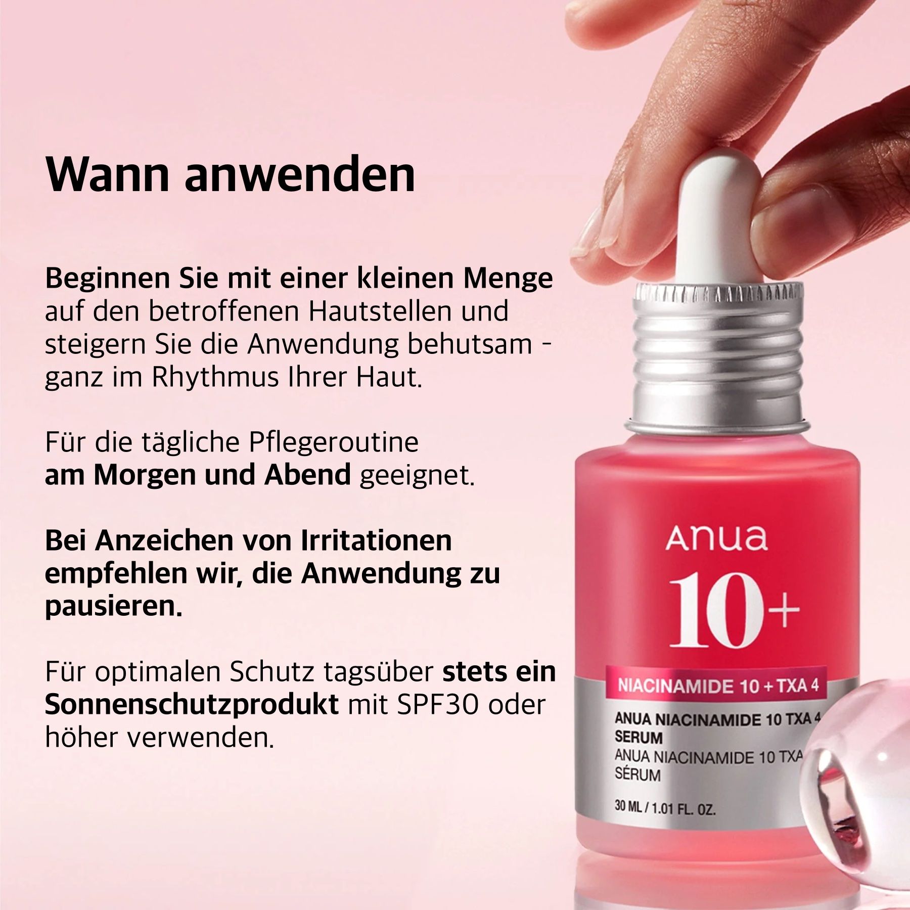 Hand hält Flasche Anua 10+ Serum. Aufschrift: Anua 10+ Niacinamide TXA 4 Serum. Text über Anwendung.