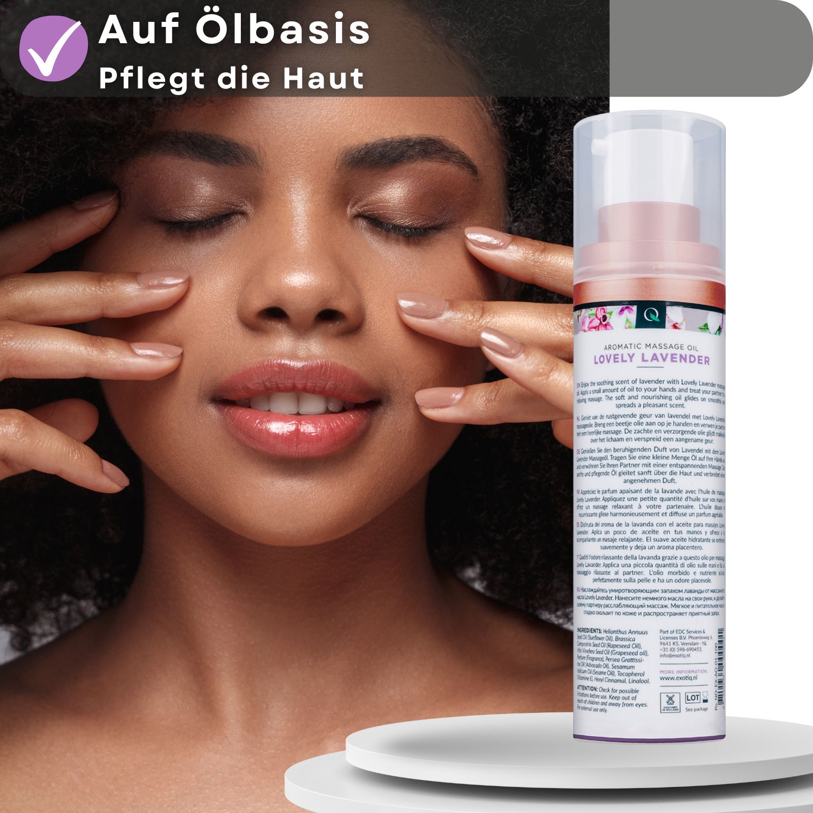 Frau mit geschlossenen Augen. Massageölflasche neben ihrem Gesicht. Produktname und Logo sichtbar. Hintergrund unscharf.