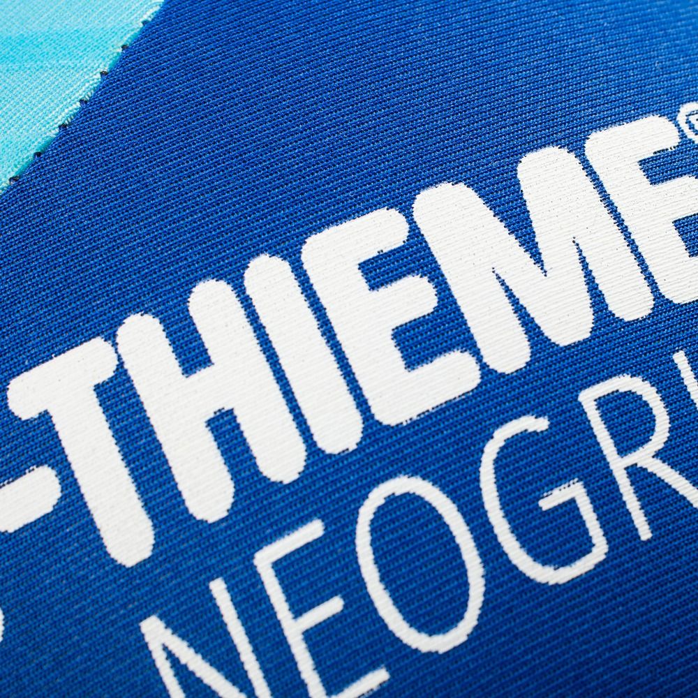 Nahaufnahme des blauen Fußballs. Text: Sport-Thieme Neogrip.
