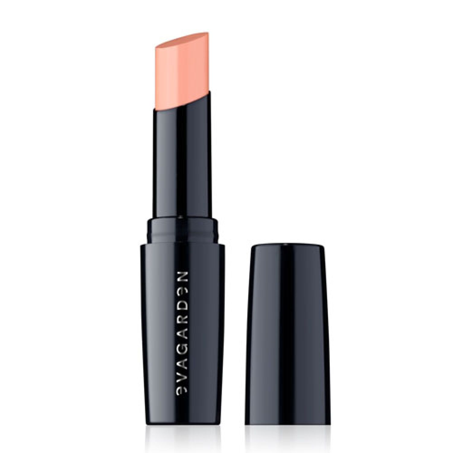Lippenstift, geöffnet, mit rosafarbenem Stift. Schwarze Hülse mit weißem Schriftzug. Schwarze Kappe daneben.