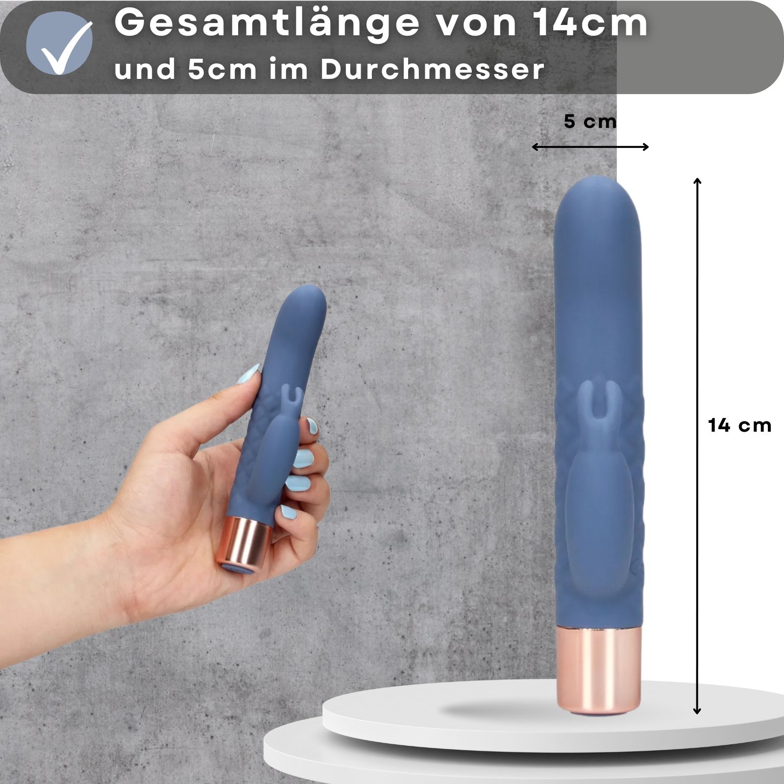 Blauer Vibrator mit rosegoldener Basis. Zwei Vibratoren, einer in der Hand, Größenangabe.