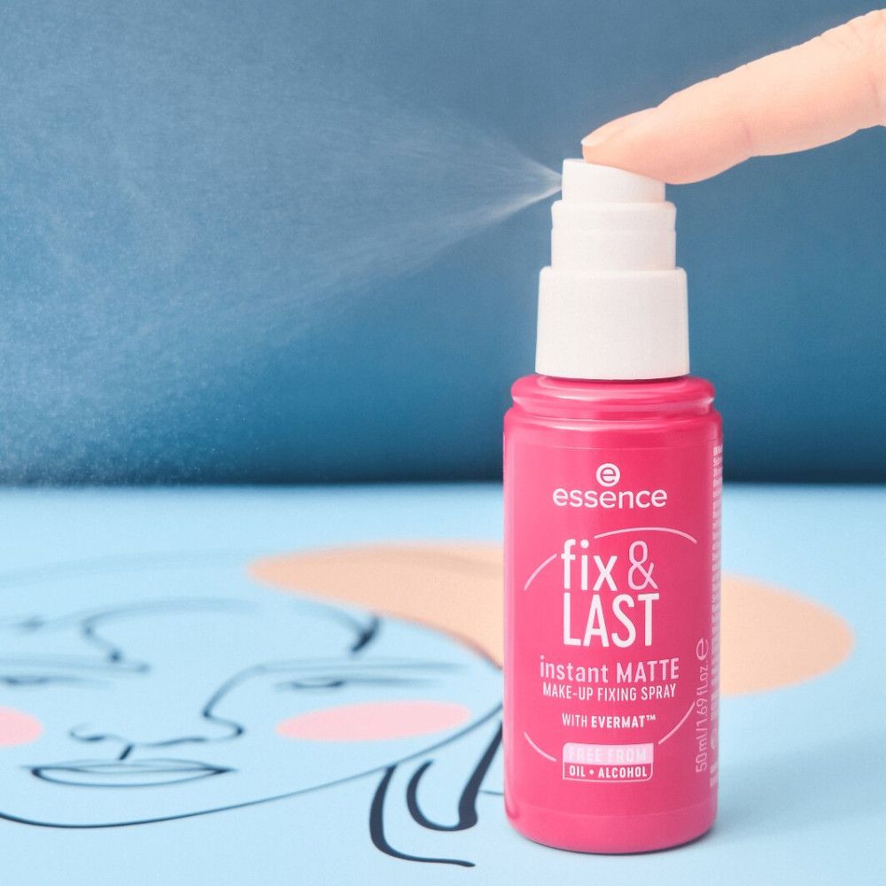 Rosa Make-up Fixierspray wird versprüht. Text: Fix & Last, Instant Matte, Make-up Fixing Spray. Hintergrund: Illustration.