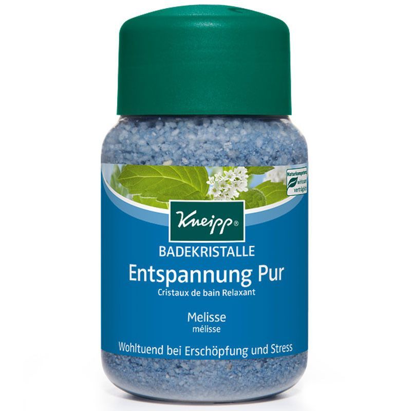 Blaue Badekristalle in einer transparenten Flasche mit grünem Deckel. Aufschrift: Kneipp Badekristalle Entspannung Pur Melisse.