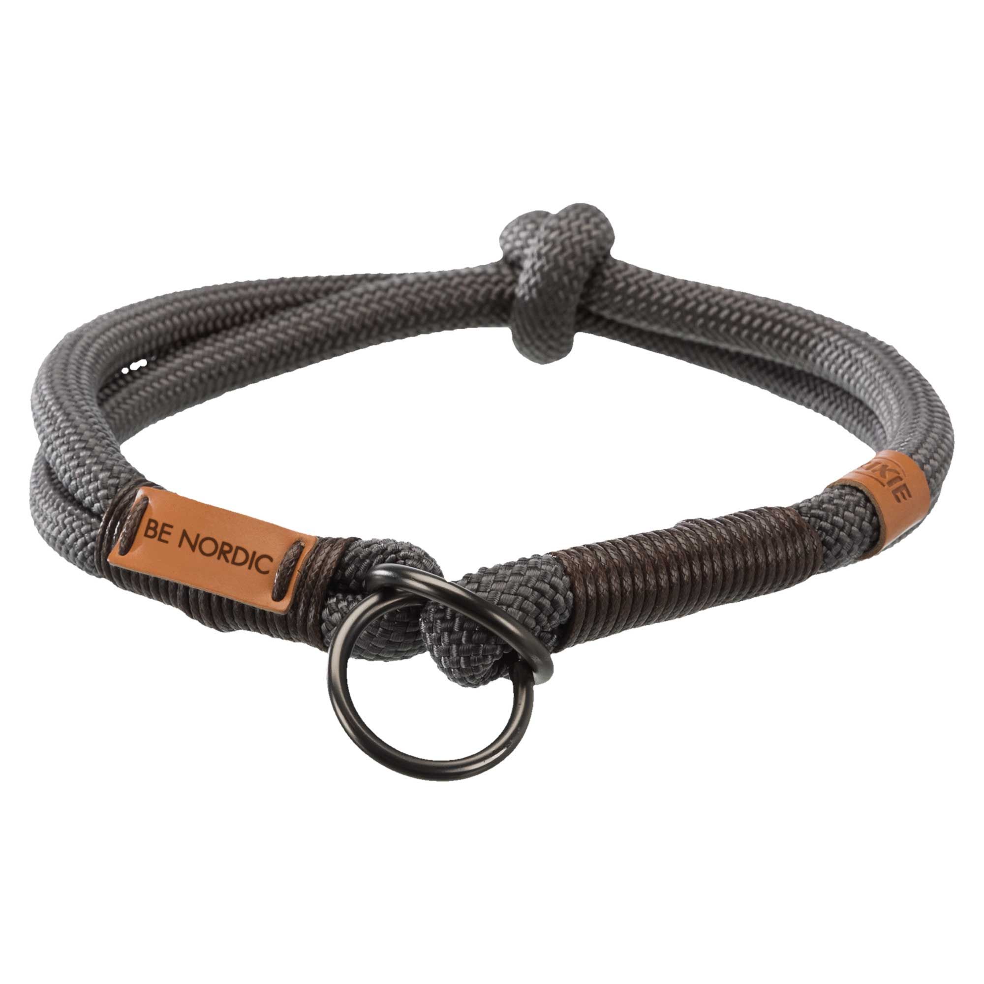 Graues und braunes Hundehalsband mit Metallring. Auf braunem Leder steht "BE NORDIC".