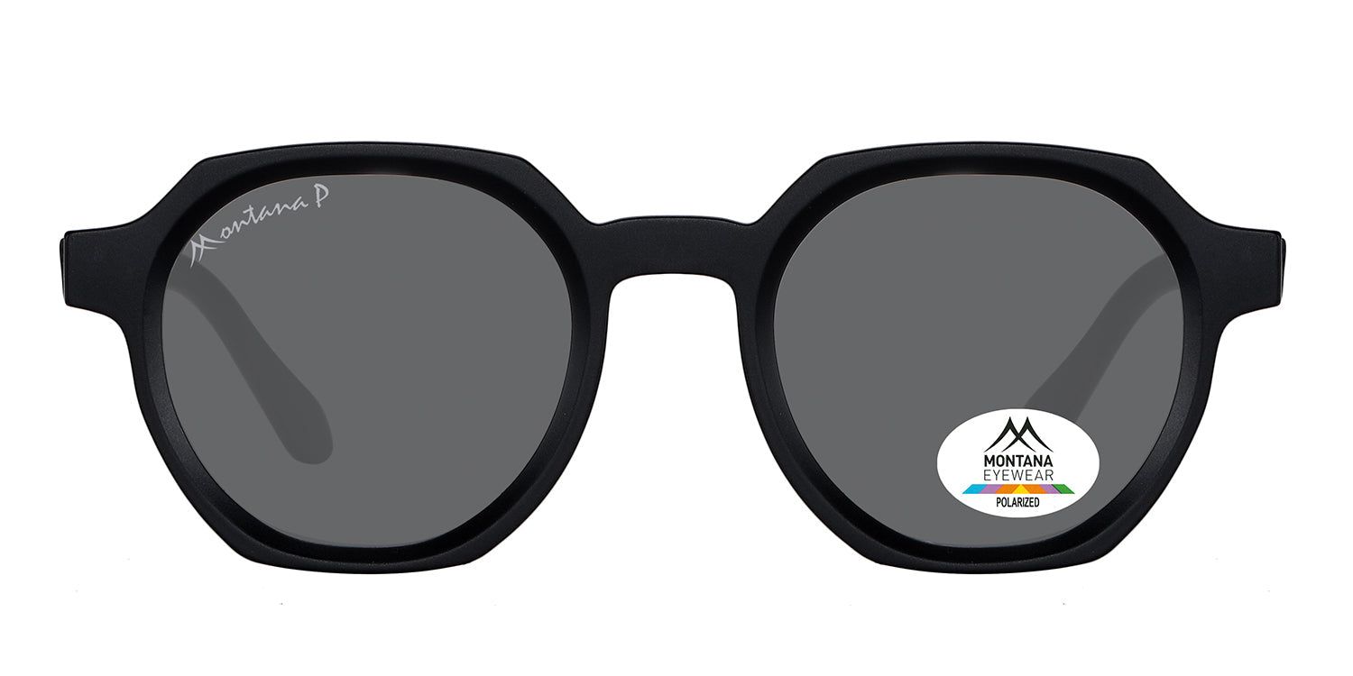 Schwarze Sonnenbrille mit runden Gläsern. Auf dem linken Bügel steht "Montana P". Auf dem rechten Glas befindet sich ein Aufkleber mit Logo.