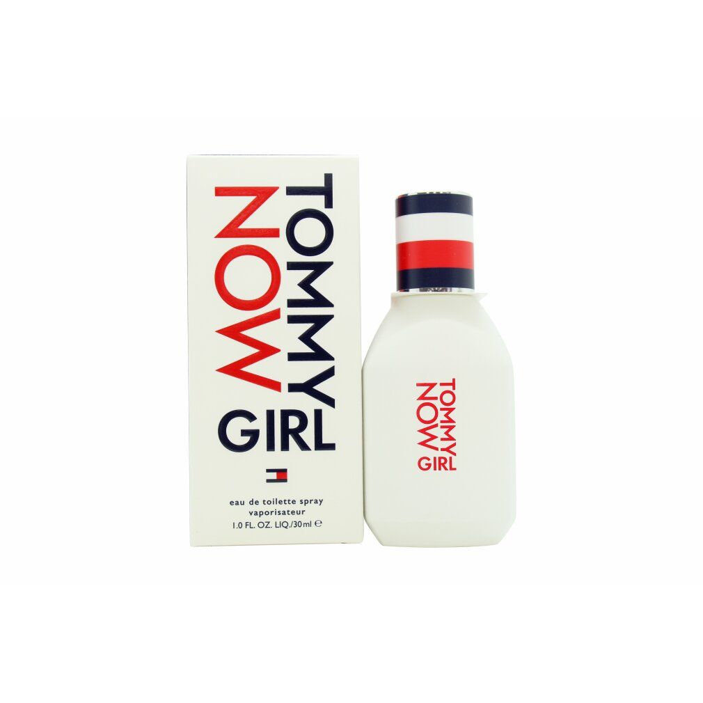Weiße Flasche mit rotem Schriftzug NOW GIRL TOMMY. Daneben eine weiße Schachtel mit rotem und blauem Schriftzug.