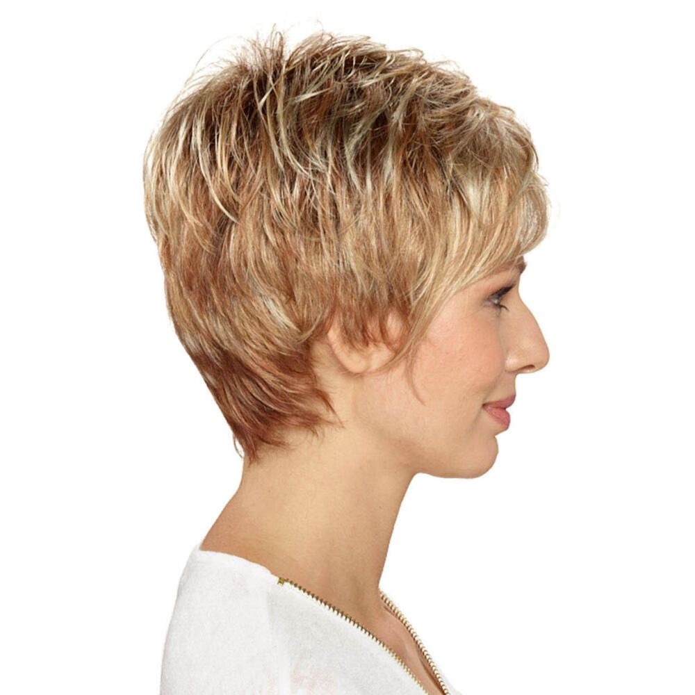 Kurzhaarperücke, blond-meliert. Frau mit weißem Oberteil, Seitenansicht.