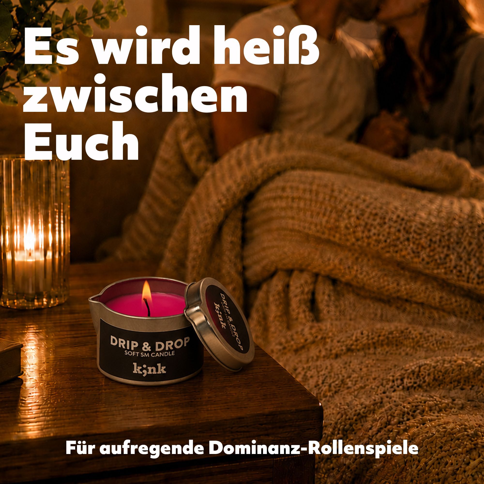 Brennende pinke Massagekerze auf einem Nachttisch neben einem Paar.