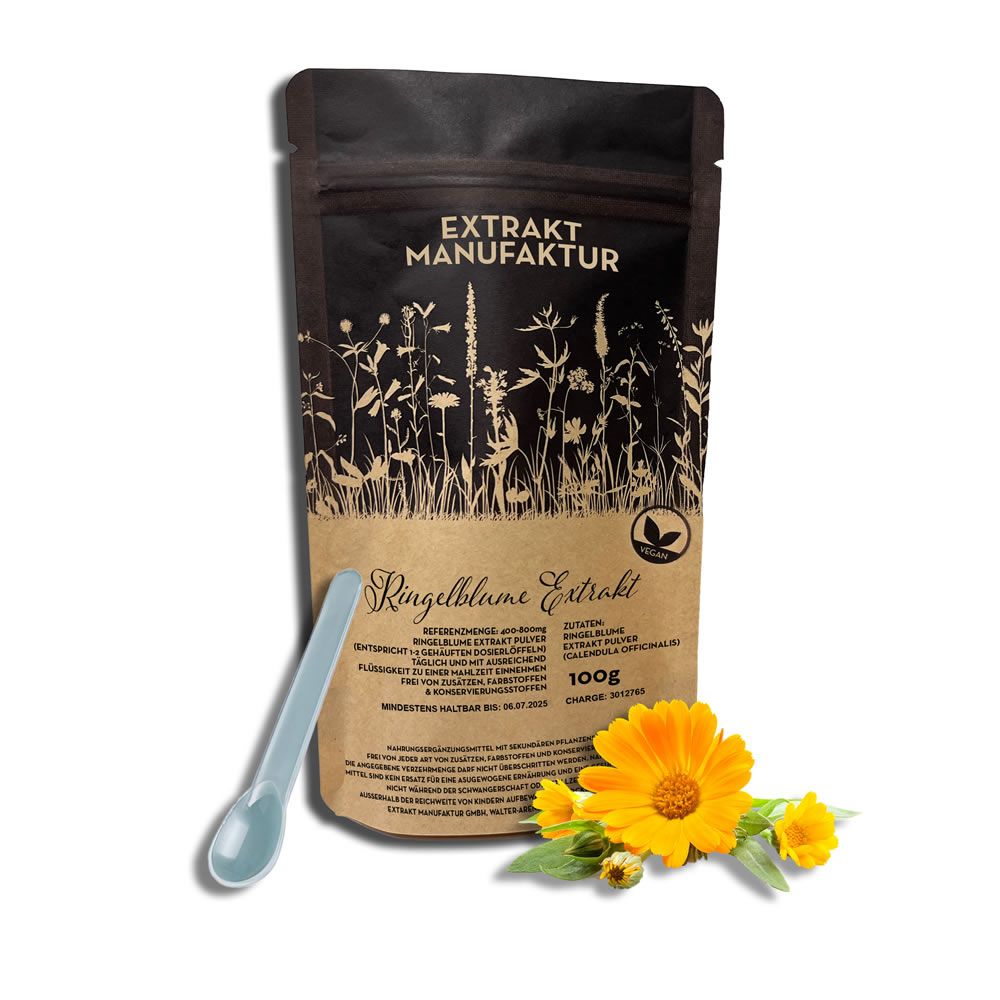 Beutel mit Ringelblume Extrakt Pulver, Löffel und Ringelblumenblüten. Aufschrift: Extrakt Manufaktur, Ringelblume Extrakt, 100g. Braune und schwarze Verpackung.