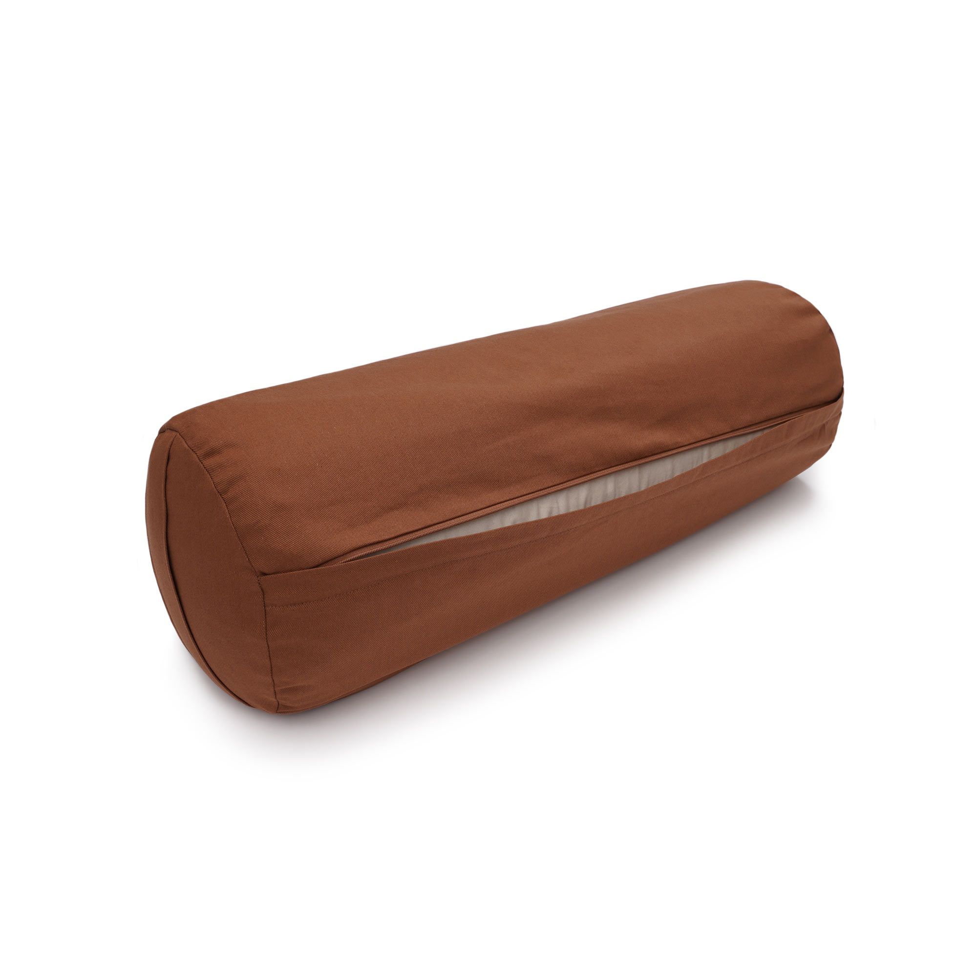 Braunes Yoga-Bolster mit geöffnetem Reißverschluss, der eine gestreifte Füllung zeigt.