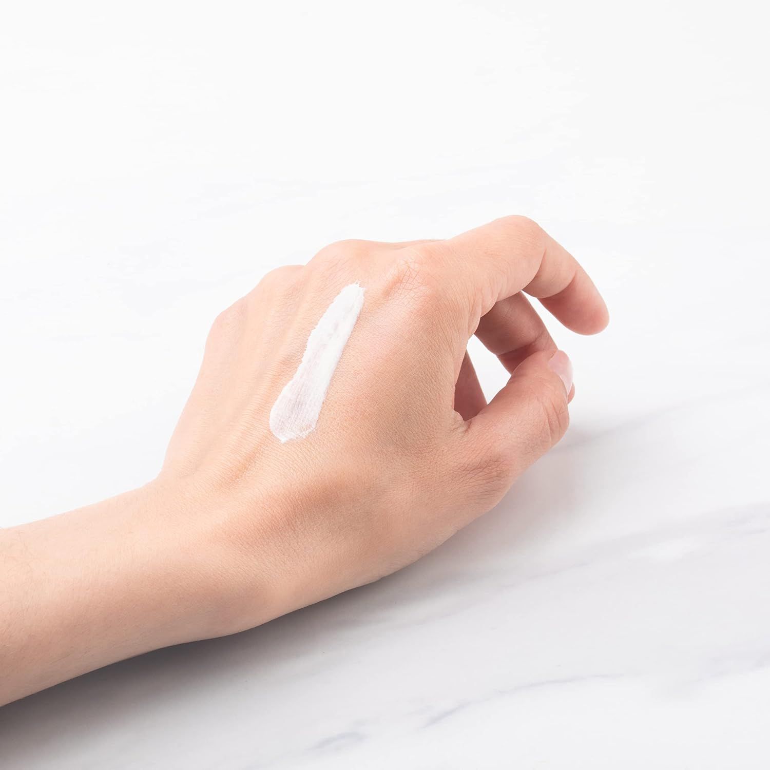 Creme auf einer Hand aufgetragen.