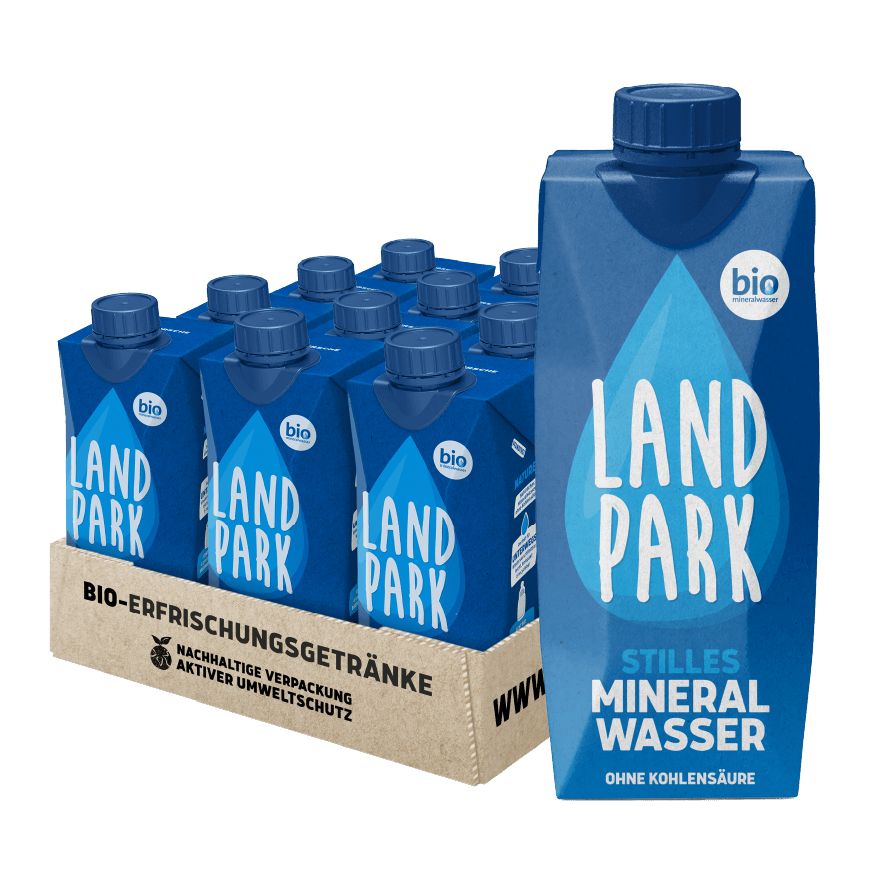 Blaue Tetra Paks mit blauem Deckel. Aufschrift: Land Park, Mineralwasser, ohne Kohlensäure. Bio-Zertifizierung. In Kartonverpackung.