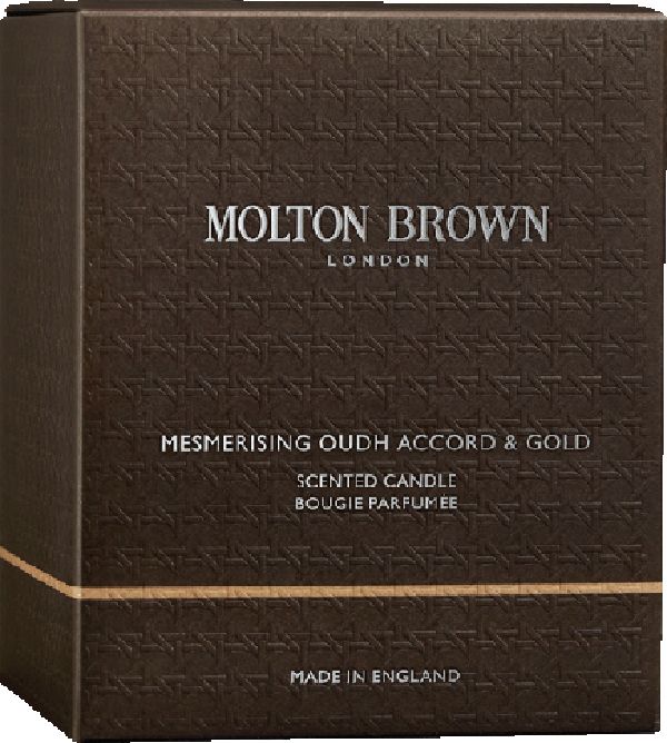 Braune quadratische Schachtel. Aufschrift: Molton Brown London, Mesmerising Oudh Accord & Gold, Scented Candle, Bougie Parfumée. Hergestellt in England.