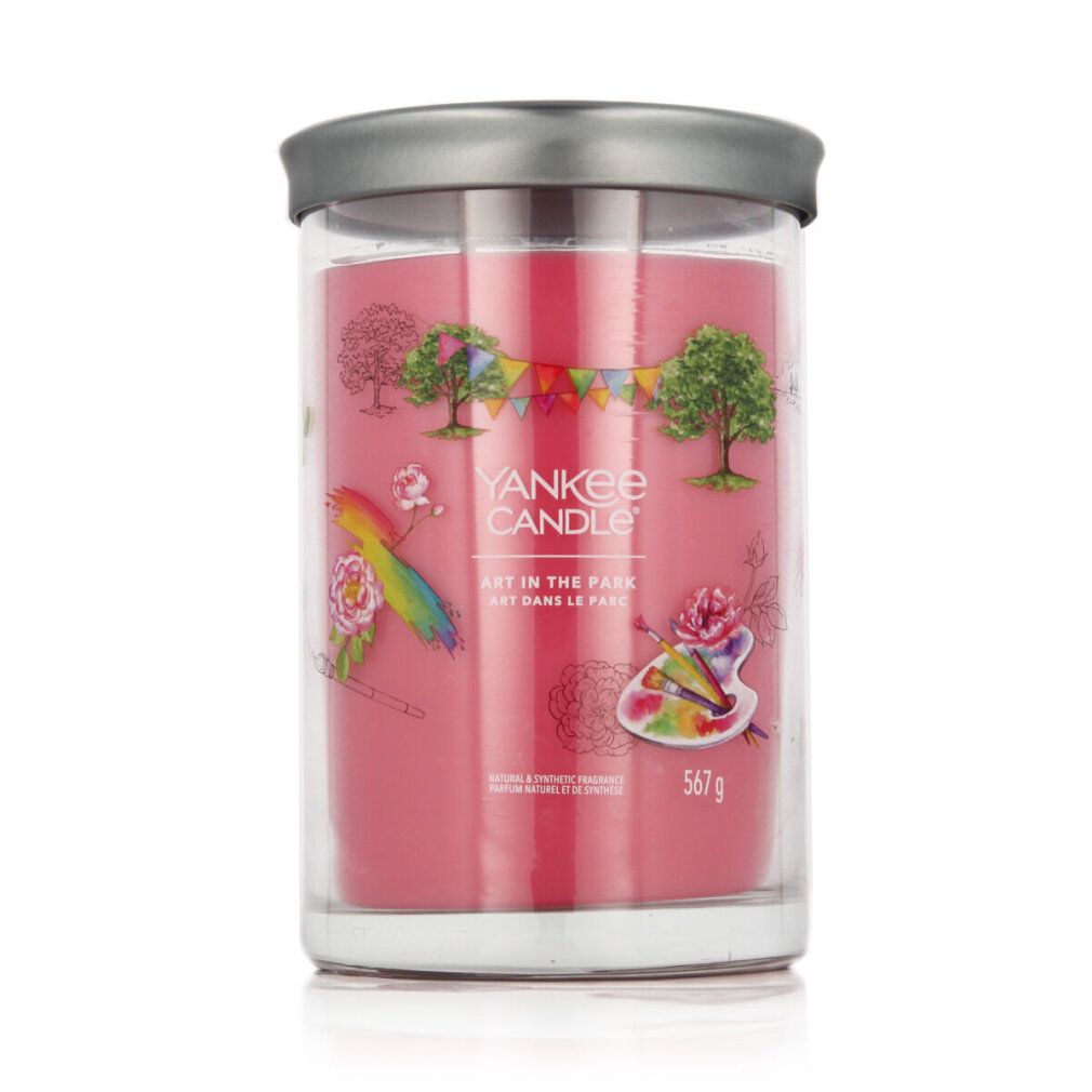Zylinderkerze mit Deckel in transparenter Hülle. Rosa Kerze. Etikett mit Bäumen, Regenbogen und Pinsel. Text: Yankee Candle, 567g.
