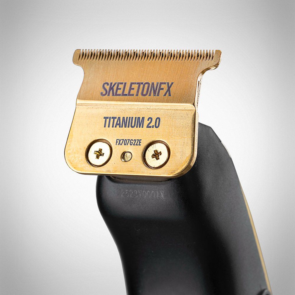Goldfarbene Klinge mit Schriftzug SKELETONFX und TITANIUM 2.0. Schrauben. FX707G2ZE.