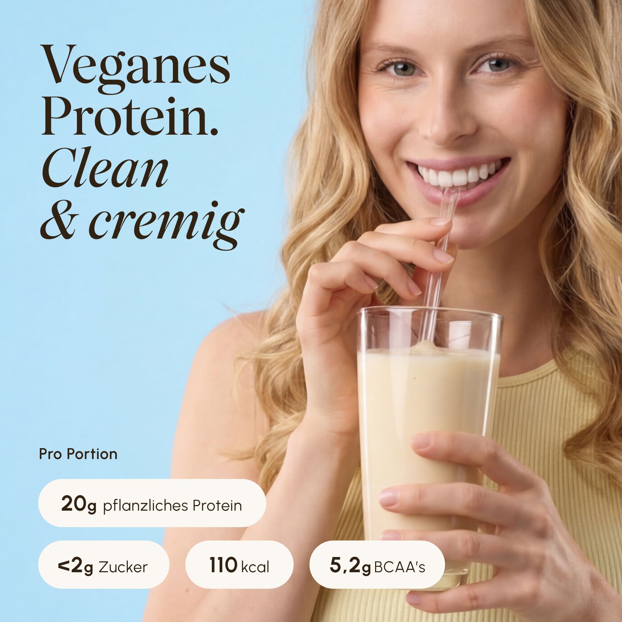 Frau trinkt cremigen VETAIN Vegan Protein Shake mit 20g Protein, <2g Zucker, 115 kcal.