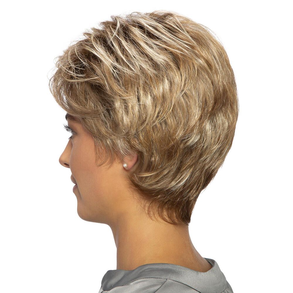 Perücke Lilo von Lofty. Kurze, blonde Kunsthaarperücke mit Pony. Seitenansicht einer Frau.