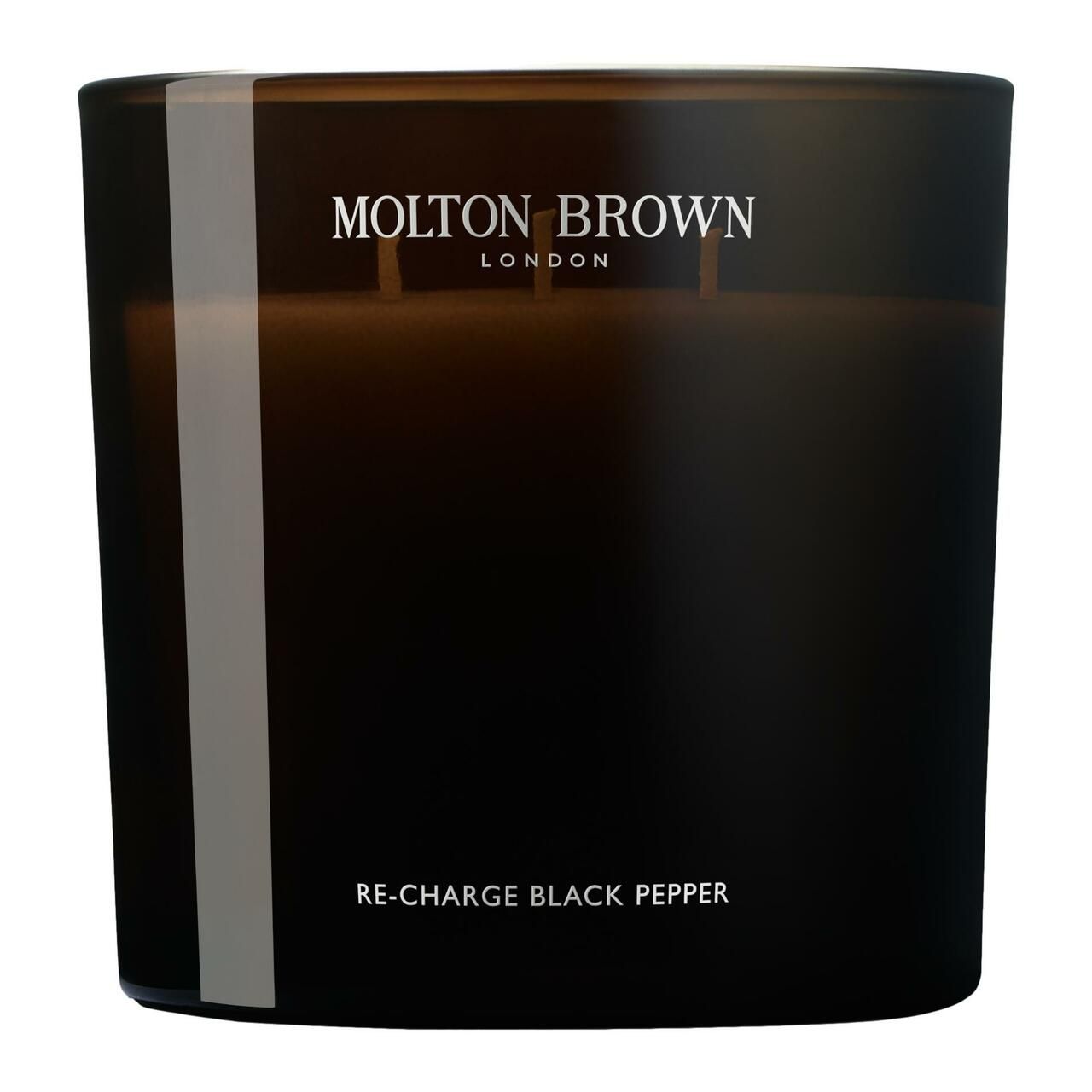 Schwarze Kerze mit drei Dochten in einem Glasbehälter. Aufschrift: Molton Brown, Re-Charge Black Pepper.