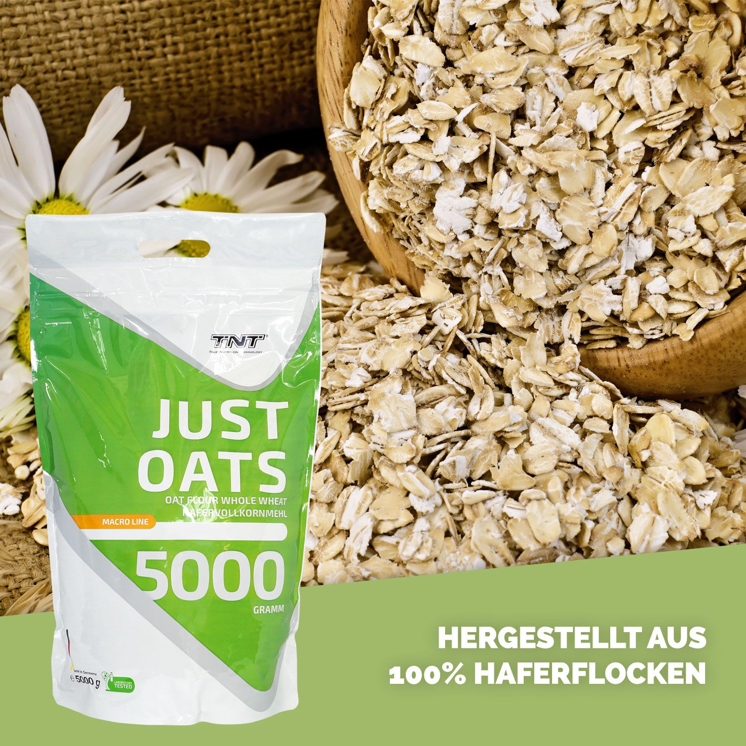 Produktverpackung "JUST OATS" neben Haferflocken in einer Holzschale. Text: Hergestellt aus 100% Haferflocken.