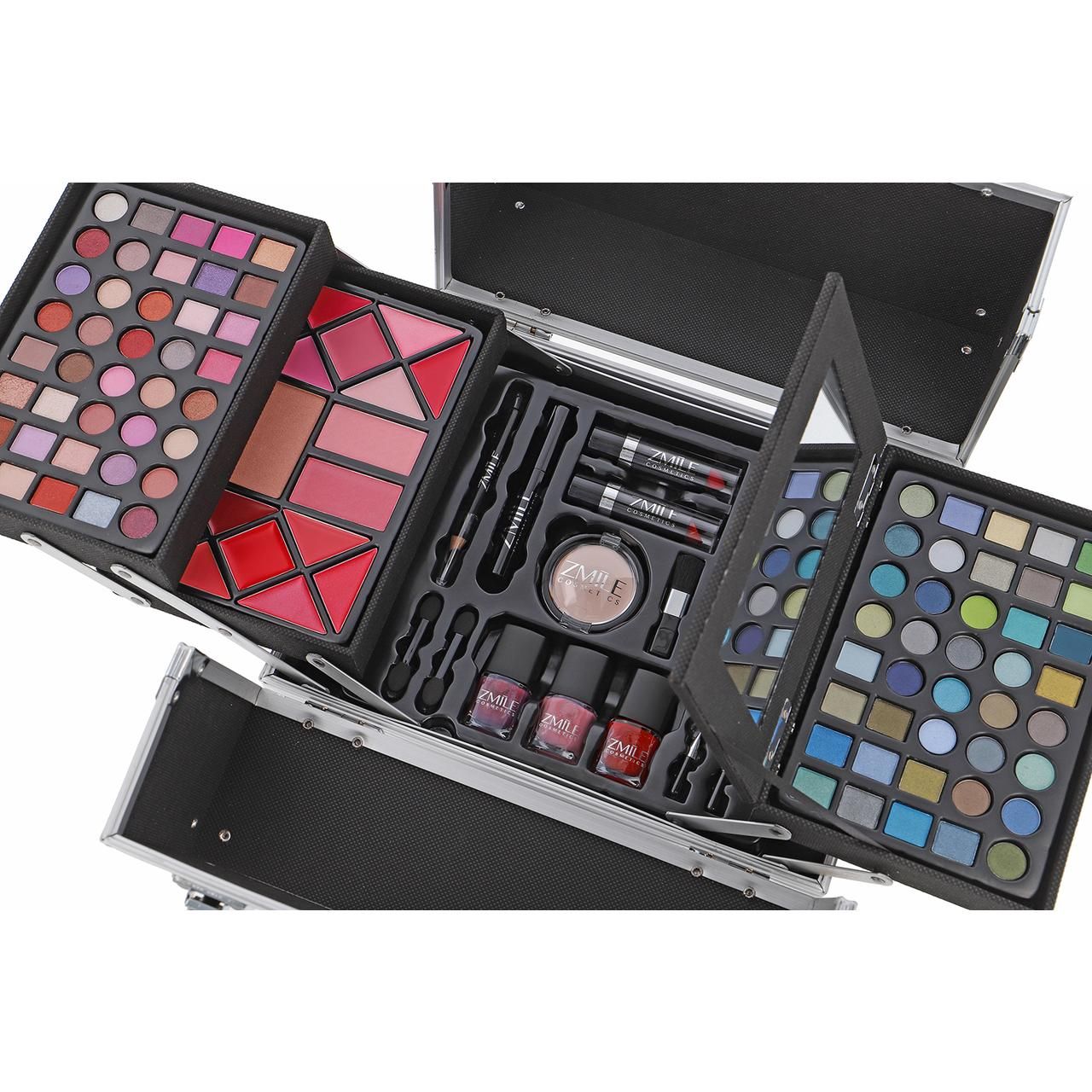 Geöffnete Kosmetikkoffer mit Lidschatten, Rouge, Lippenstiften, Mascara, Pinsel, Nagellacke und Spiegel. Silberfarbenes Gehäuse.
