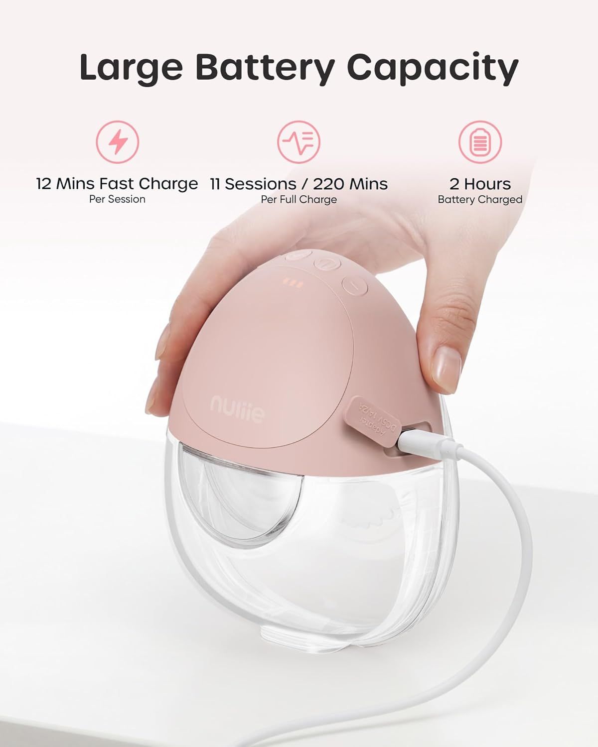 Eine Hand hält eine rosafarbene Milchpumpe, die über USB geladen wird. Merkmale: 12 Min. Schnellladung, 11 Sitzungen/220 Min. pro Ladung, 2 Std. Ladezeit.