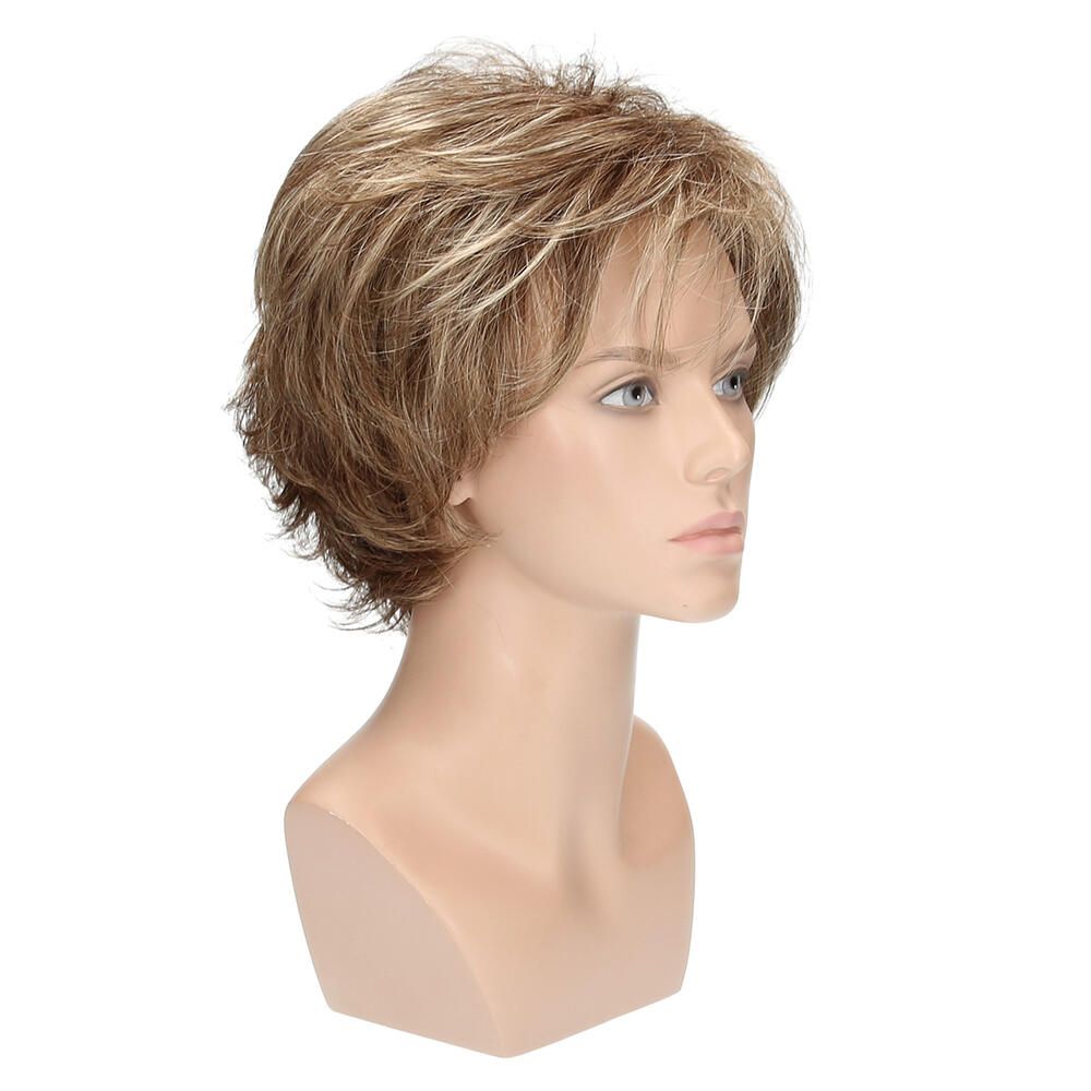 Perücke BRÜGGE auf einem Schaufensterkopf. Kurze, blonde Haare mit Strähnen. Dreiviertelansicht.