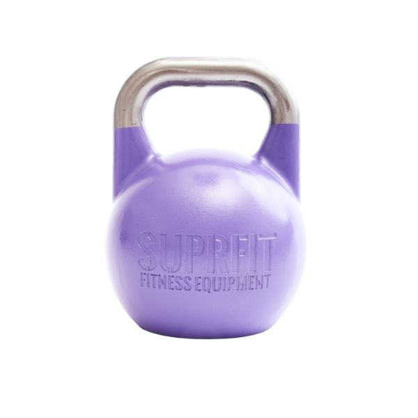 Lila Kettlebell mit silbernem Griff. Aufschrift SUPRFIT FITNESS EQUIPMENT. Glatte Oberfläche, isoliert auf weißem Hintergrund.