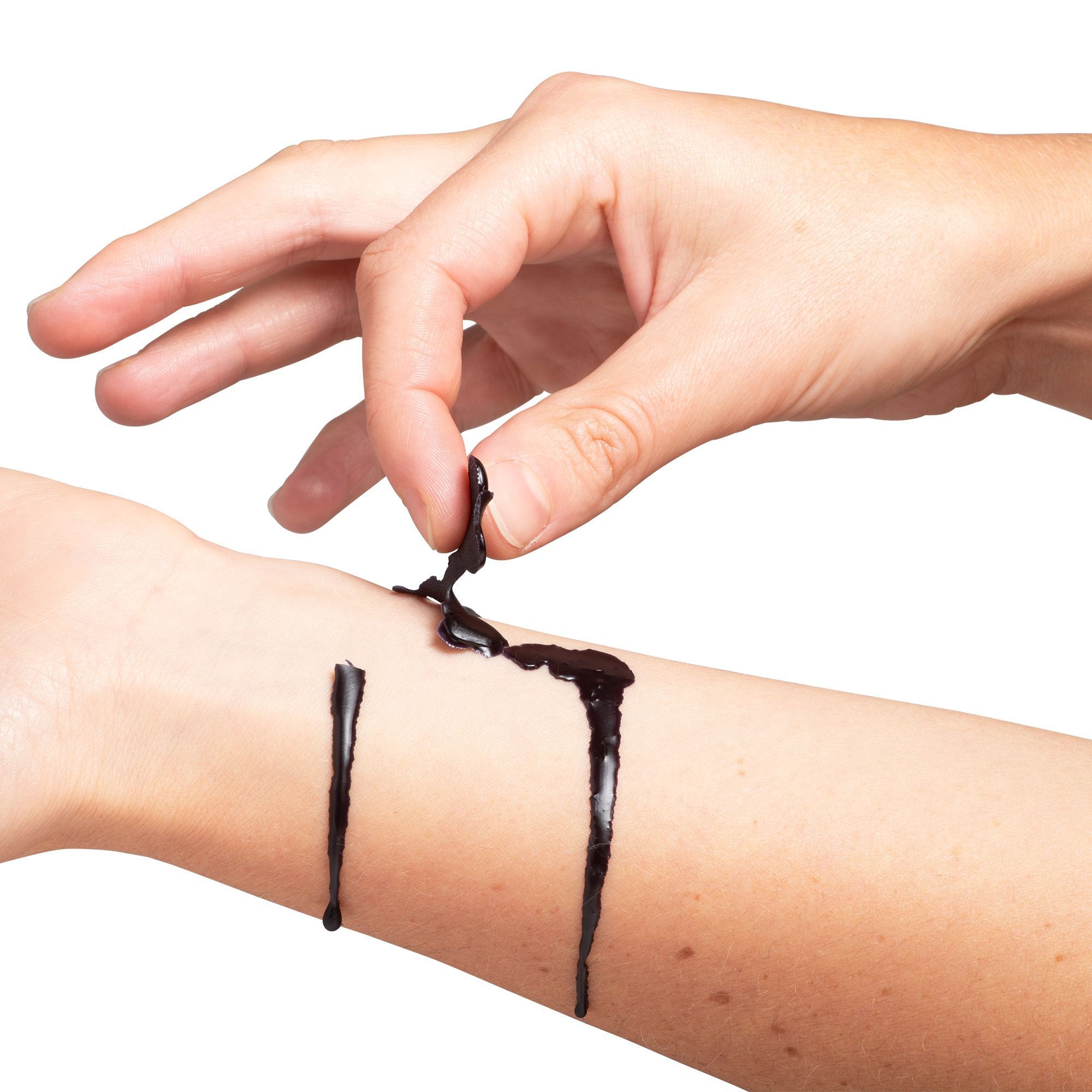 Hand entfernt getrocknete schwarze Flüssigkeit vom Arm. Flüssigkeit in Streifen auf dem Arm.