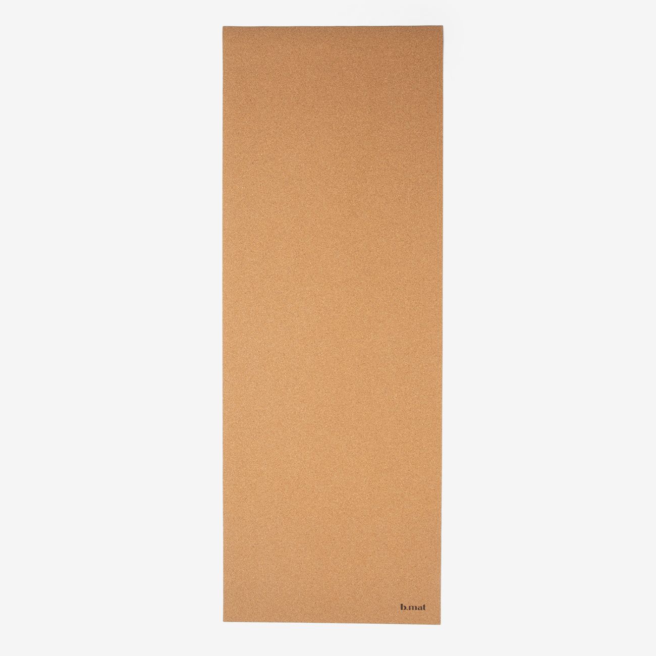 Ausgebreitete Yogamatte aus Naturkork. Auf der Oberfläche ist der Schriftzug "b.mat" zu sehen.