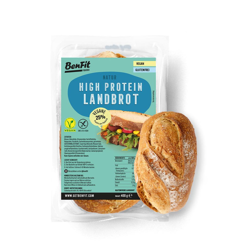 Brot in Folienverpackung. Aufschrift: High Protein Landbrot, vegan, glutenfrei. Vegan-Siegel. Brotlaib daneben.