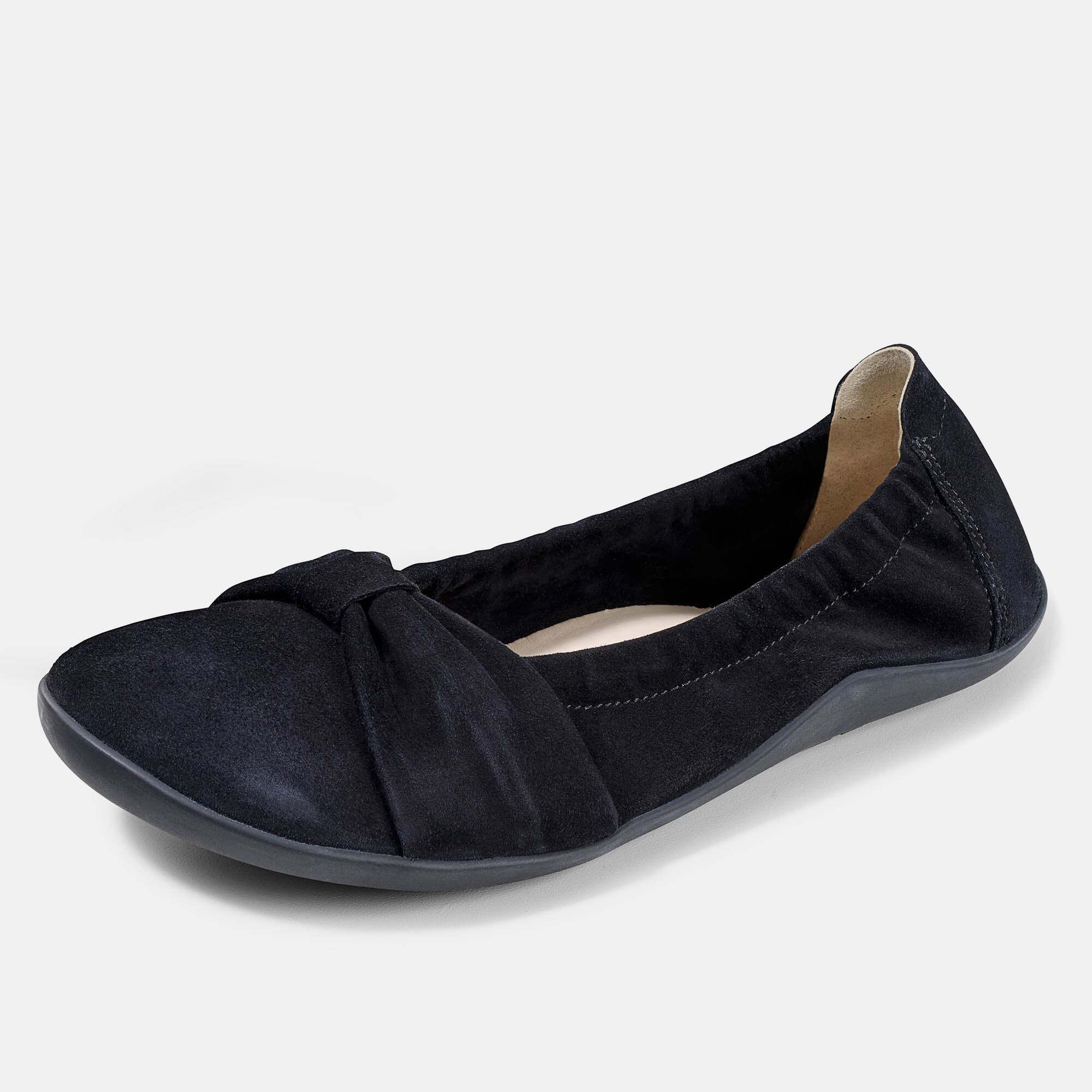 Schwarze Damen-Ballerina aus Wildleder mit Schleife, von vorne mit breiter Passform.