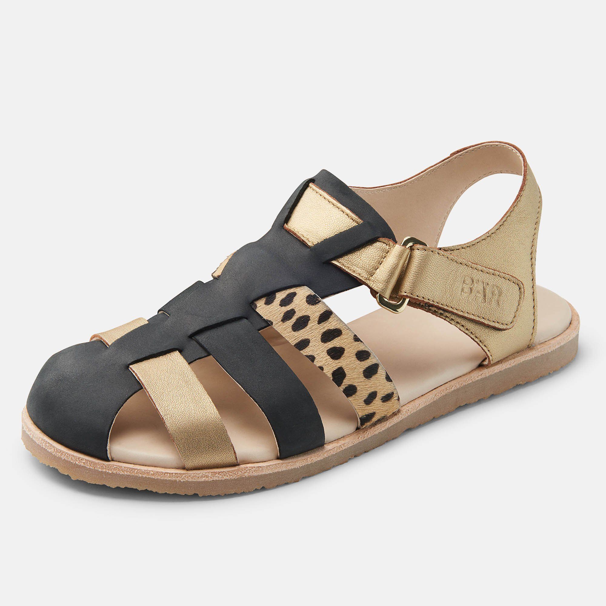 Sandalen mit schwarzem und goldenem Leder, Leopardenmuster-Detail. Offene Zehen, Riemen, Schnalle. BÄR-Logo.
