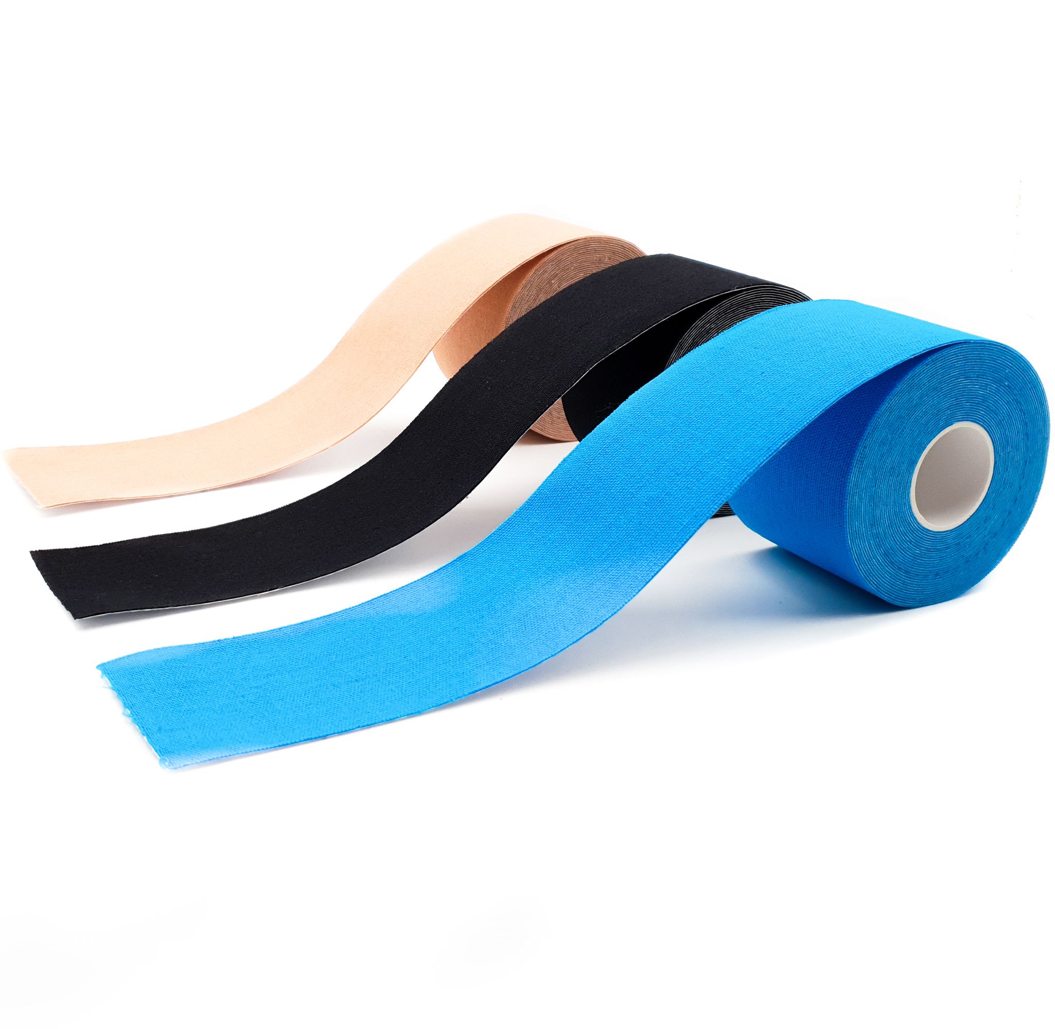 Blauwe kinesiotape op rol. Beige en zwarte tapes ernaast. Perspectief.