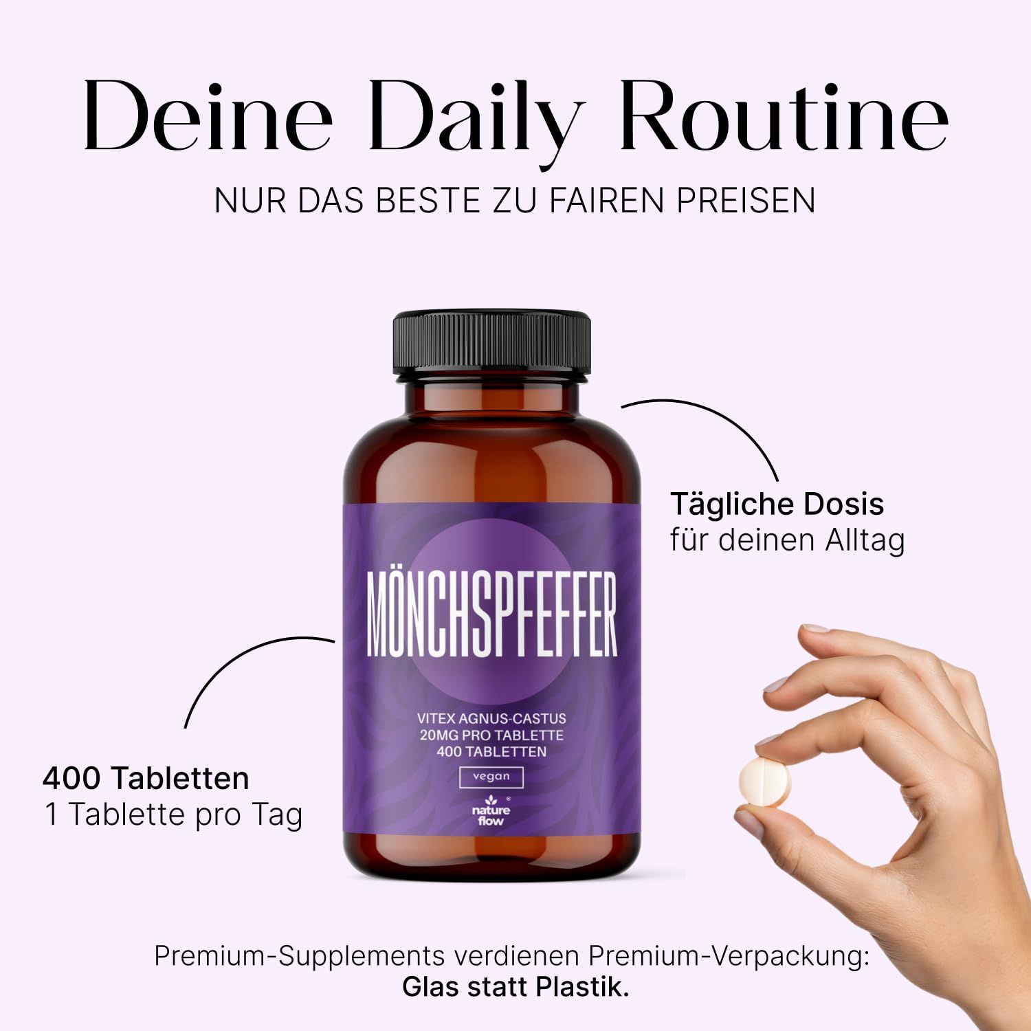 Braune Glasflasche mit lila Etikett. Eine Tablette wird von einer Hand gehalten. Text: 400 Tabletten, 1 Tablette pro Tag.