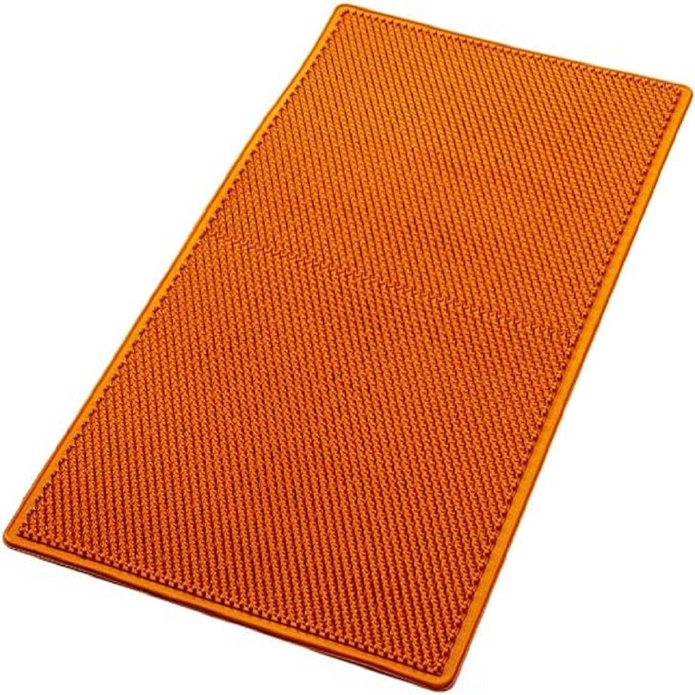 Orangefarbene Akupressurmatte mit Nadeln. Rechteckige Form mit geriffelter Oberfläche.