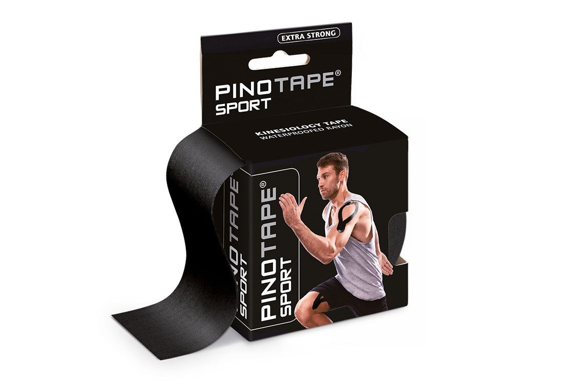 Nastro sportivo nero in confezione. Scritta: PINOTAPE SPORT, Kinesiologie Tape. Uomo con nastro sul braccio. Extra Strong.