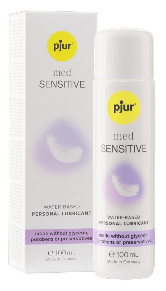 Weiße Flasche und Karton mit Produktinformationen. Aufschrift: pjur med Sensitive, wasserbasiert, ohne Glycerin, Parabene oder Konservierungsstoffe.